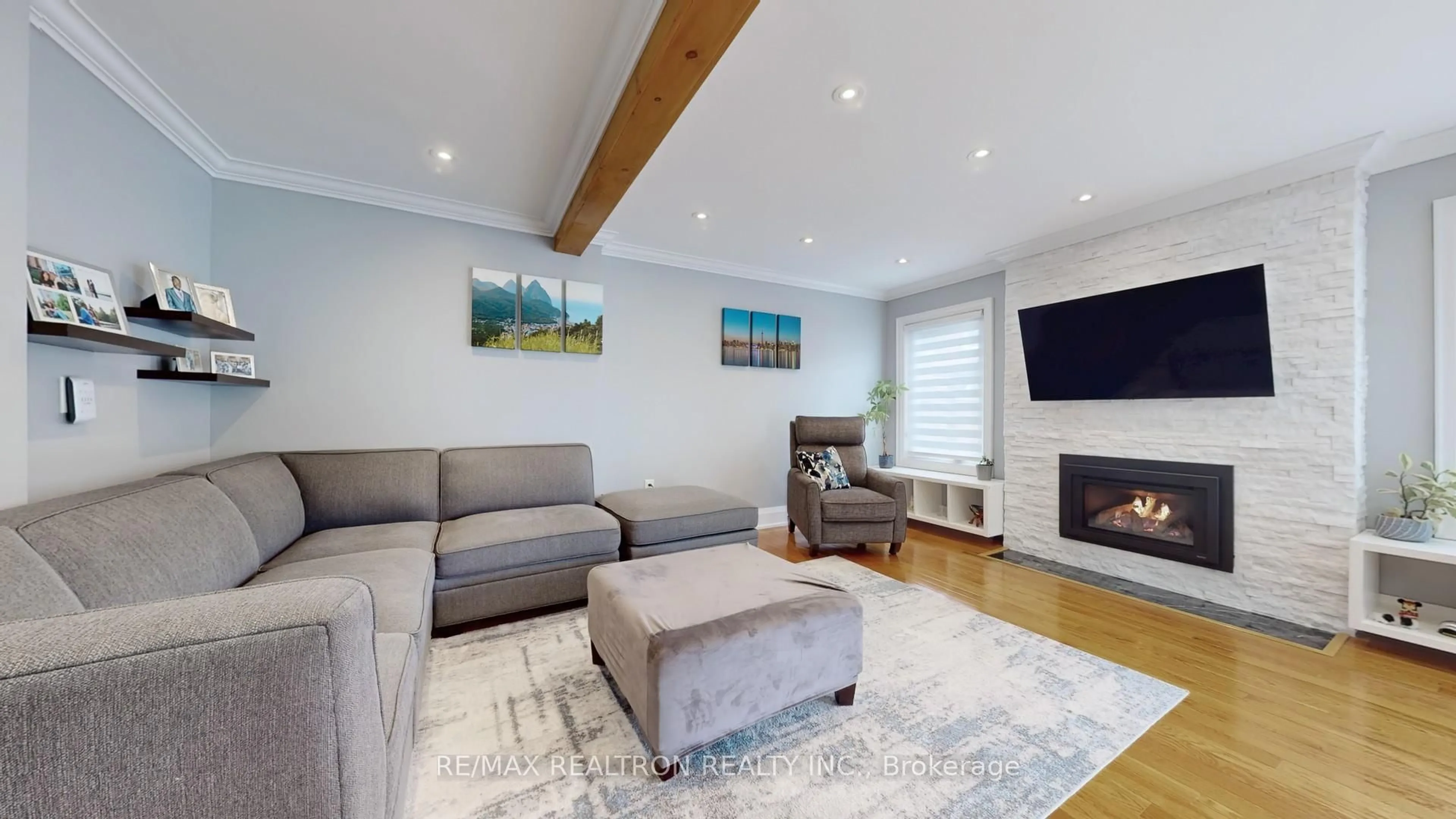 Living room with furniture, wood/laminate floor for 5963 Cherrywood Pl, Mississauga Ontario L5M 4Z6