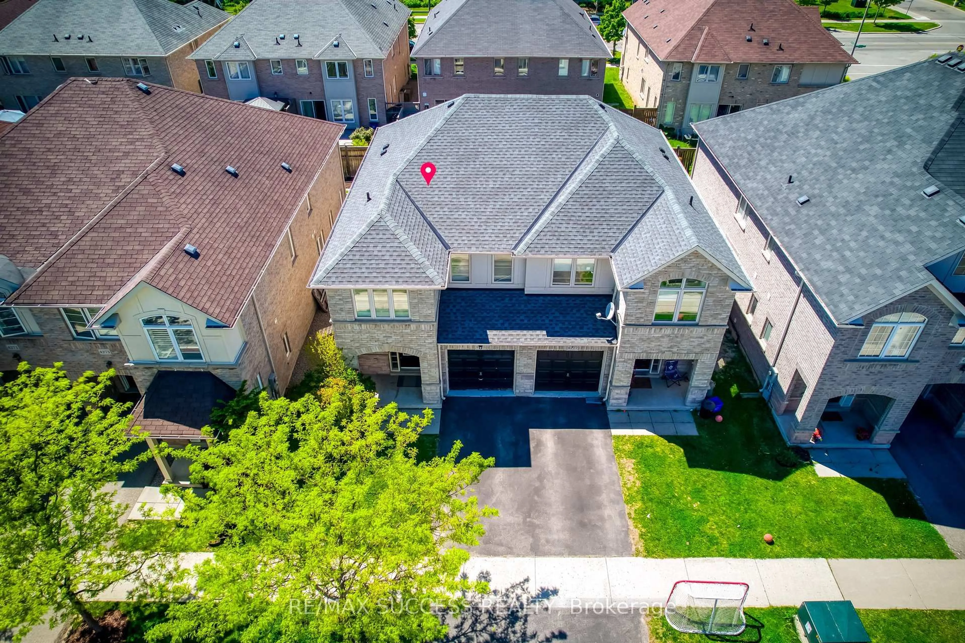 A pic from outside/outdoor area/front of a property/back of a property/a pic from drone, street for 4275 Murvel Ave, Burlington Ontario L7M 0M9
