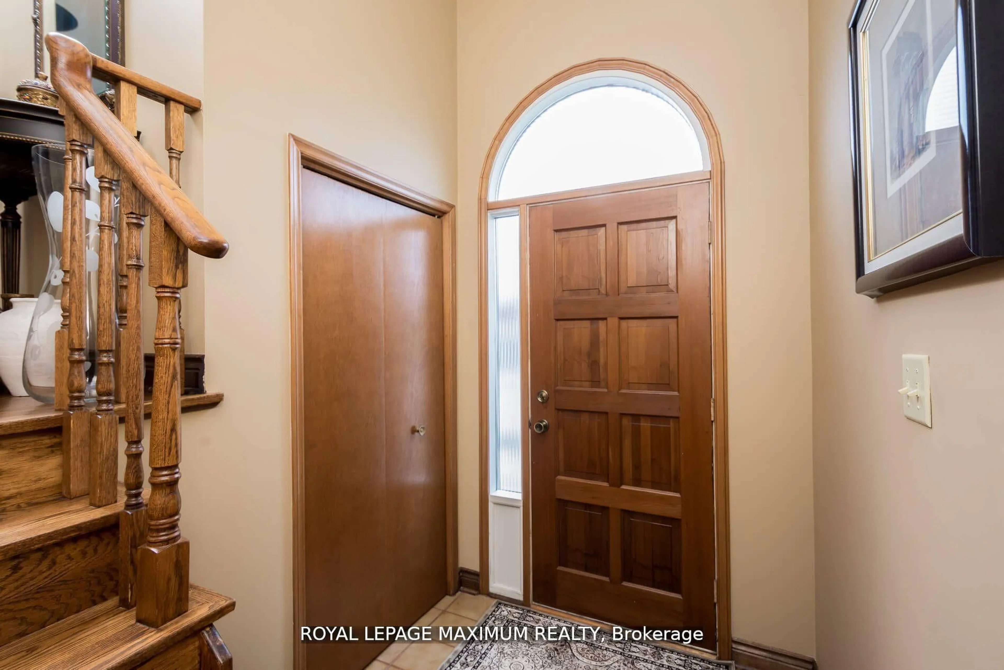Indoor foyer for 44 Flagstick Crt, Toronto Ontario M3J 3B8