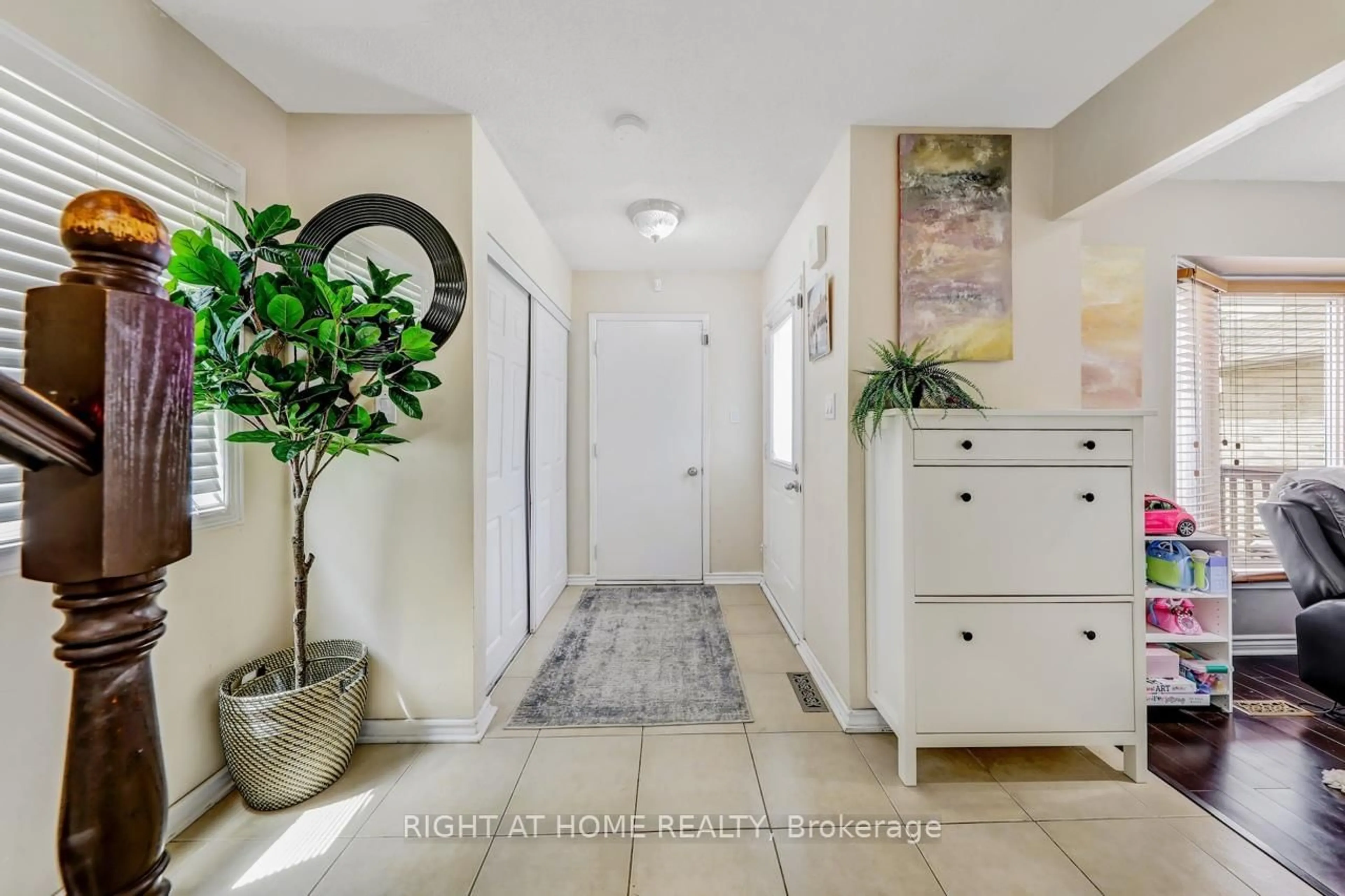 Indoor entryway for 30 Mayberry Crt, Brampton Ontario L6S 5B2