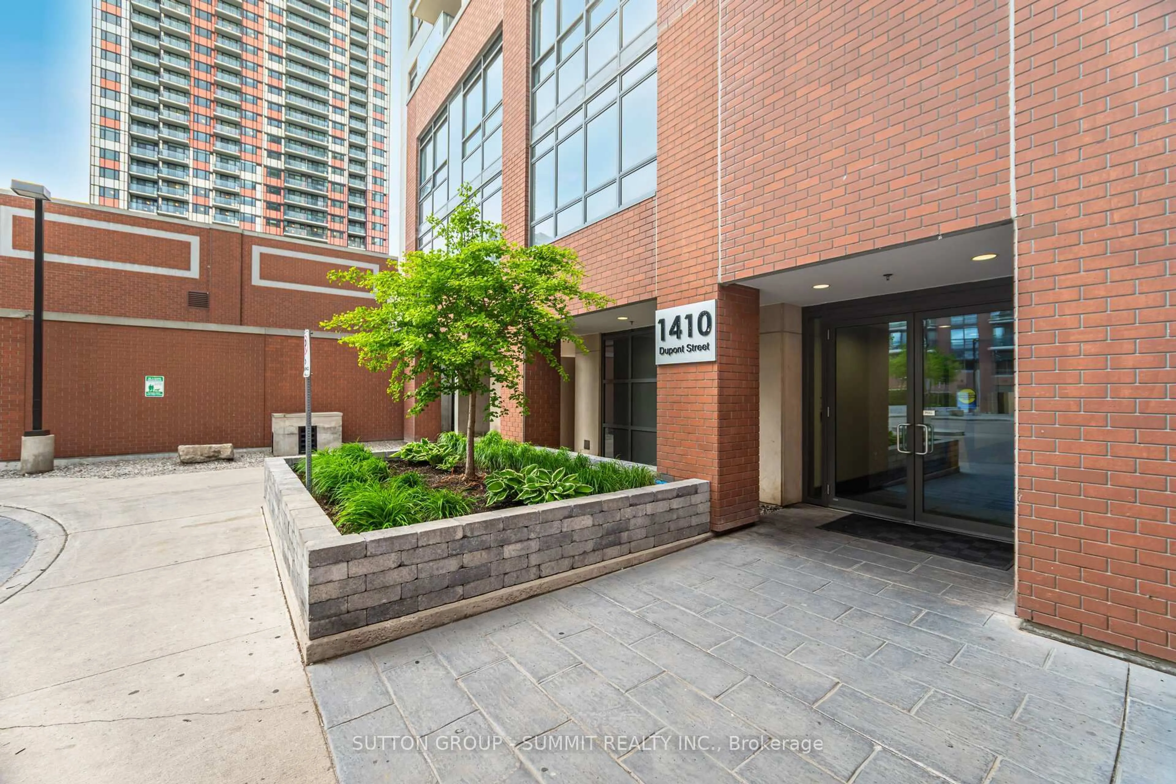 Patio, building for 1410 DUPONT St #311, Toronto Ontario M6H 0B6