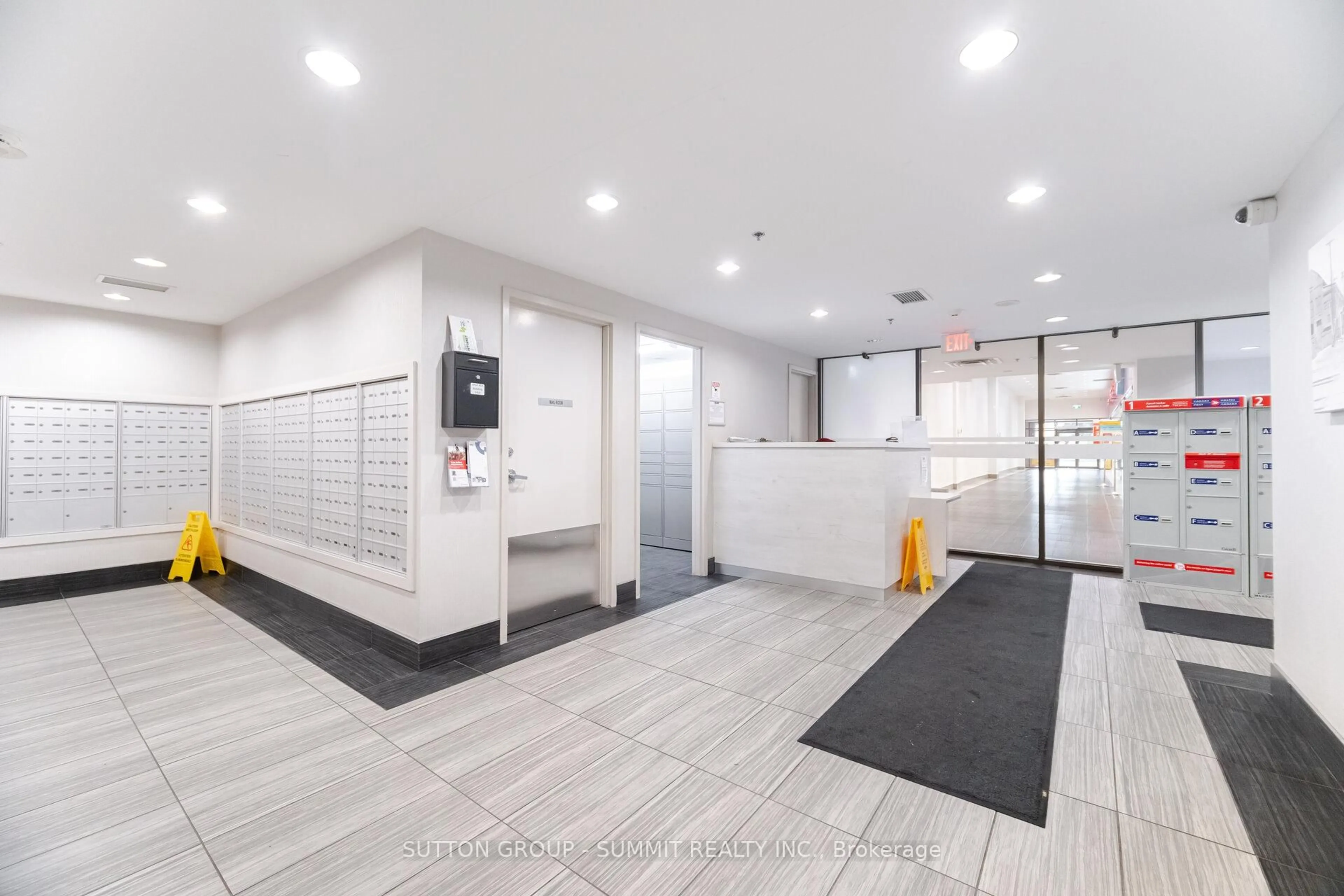 Indoor foyer for 1410 DUPONT St #311, Toronto Ontario M6H 0B6