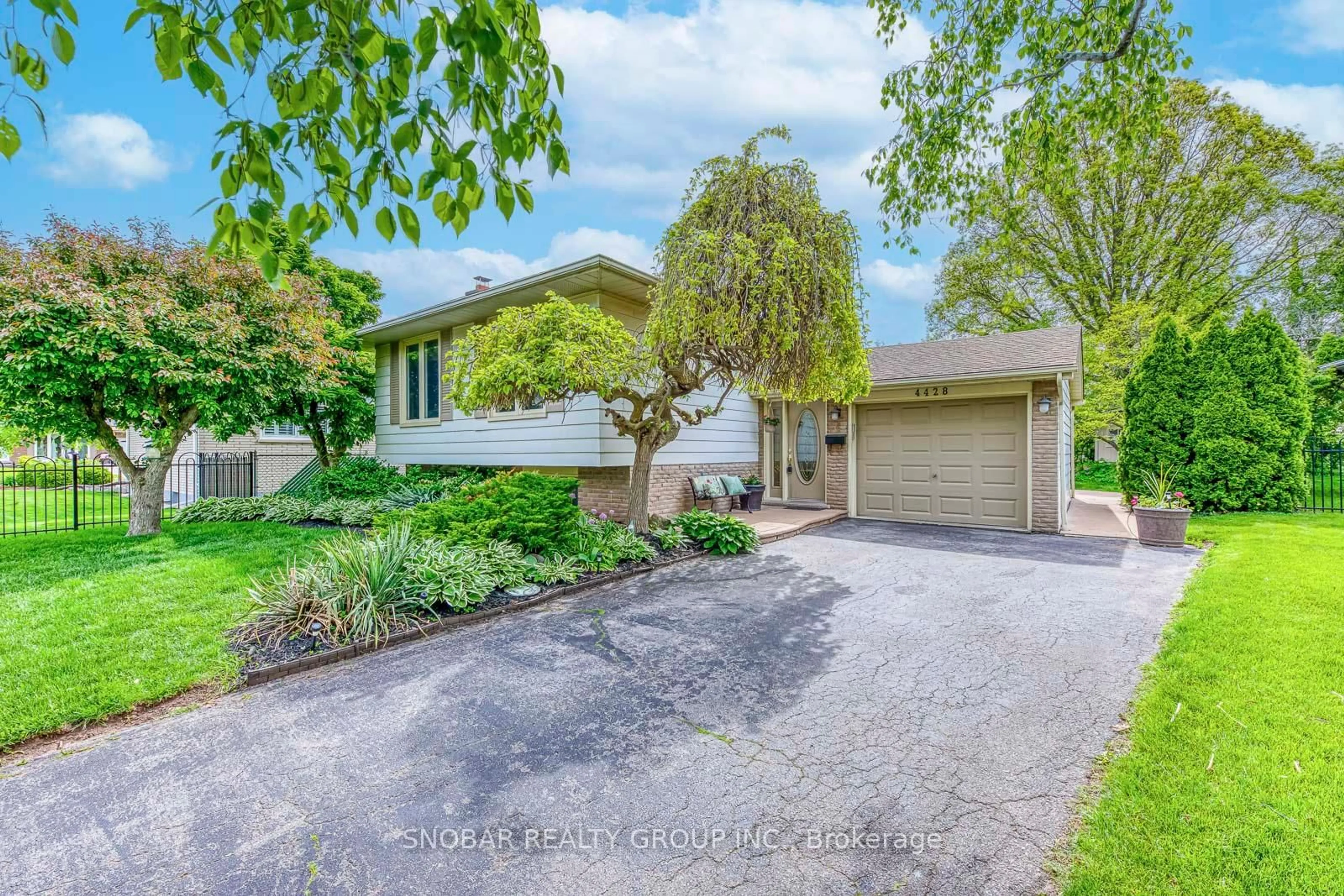 A pic from outside/outdoor area/front of a property/back of a property/a pic from drone, street for 4428 Bennett Rd, Burlington Ontario L7L 1Y8