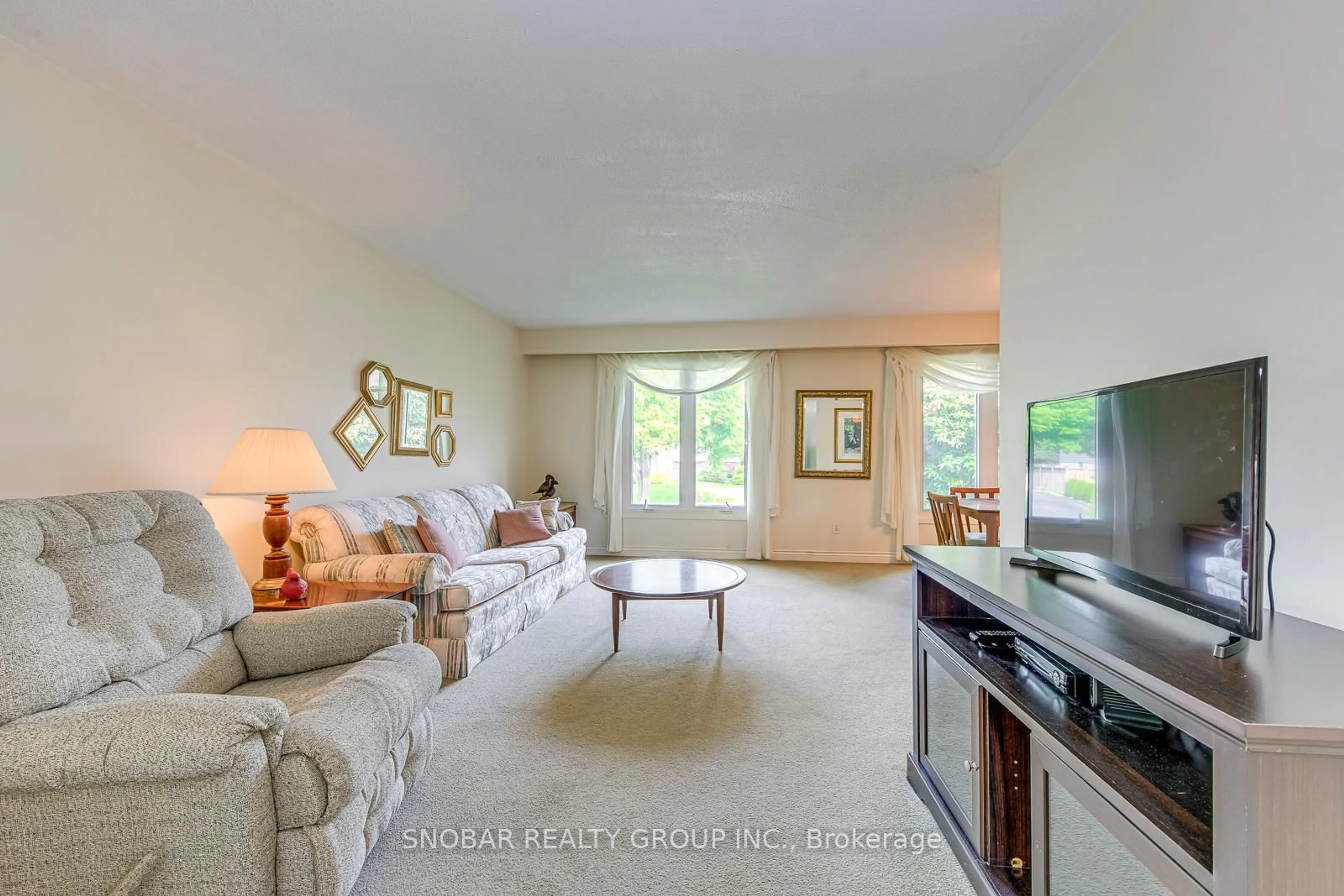 Living room with furniture, unknown for 4428 Bennett Rd, Burlington Ontario L7L 1Y8