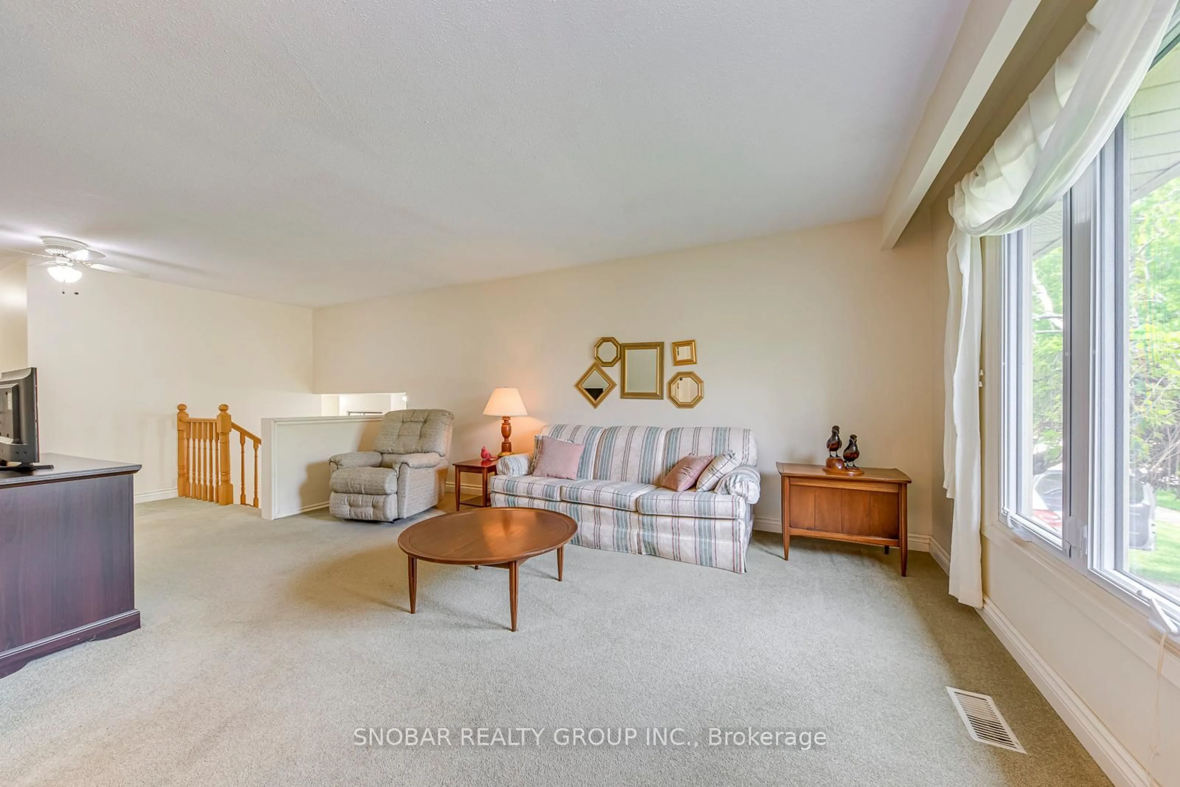 Living room with furniture, unknown for 4428 Bennett Rd, Burlington Ontario L7L 1Y8