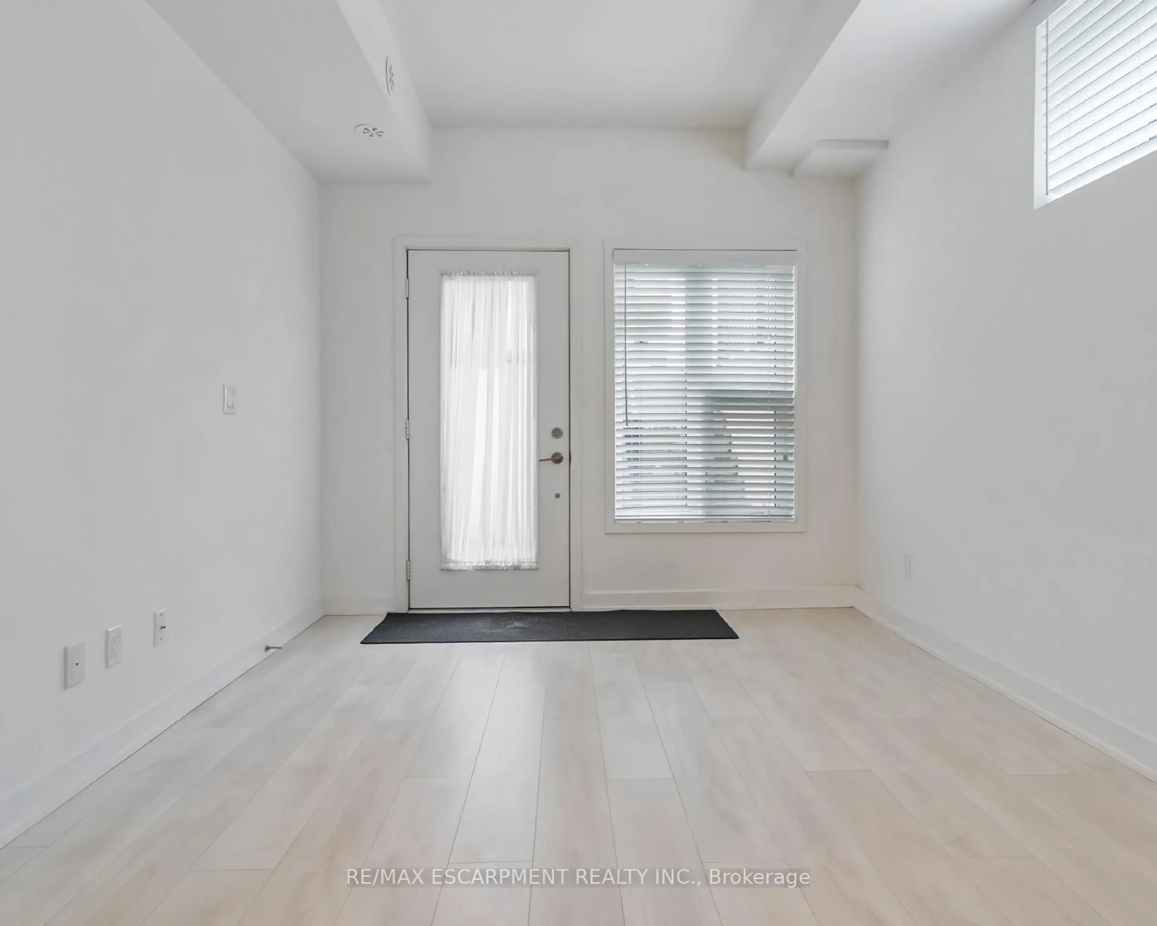 Indoor entryway for 1133 Cooke Blvd #817, Burlington Ontario L7T 0C3