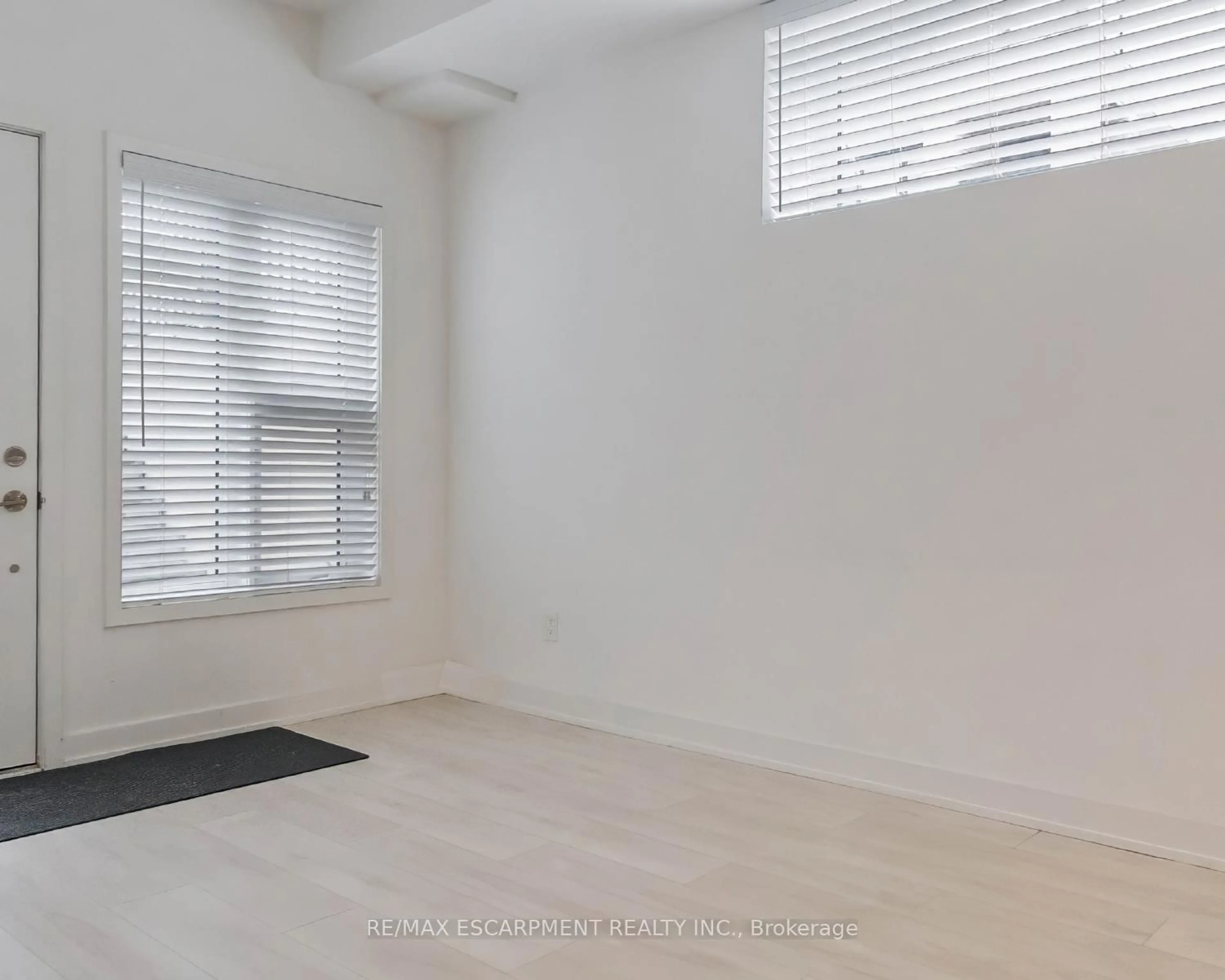 A pic of a room for 1133 Cooke Blvd #817, Burlington Ontario L7T 0C3