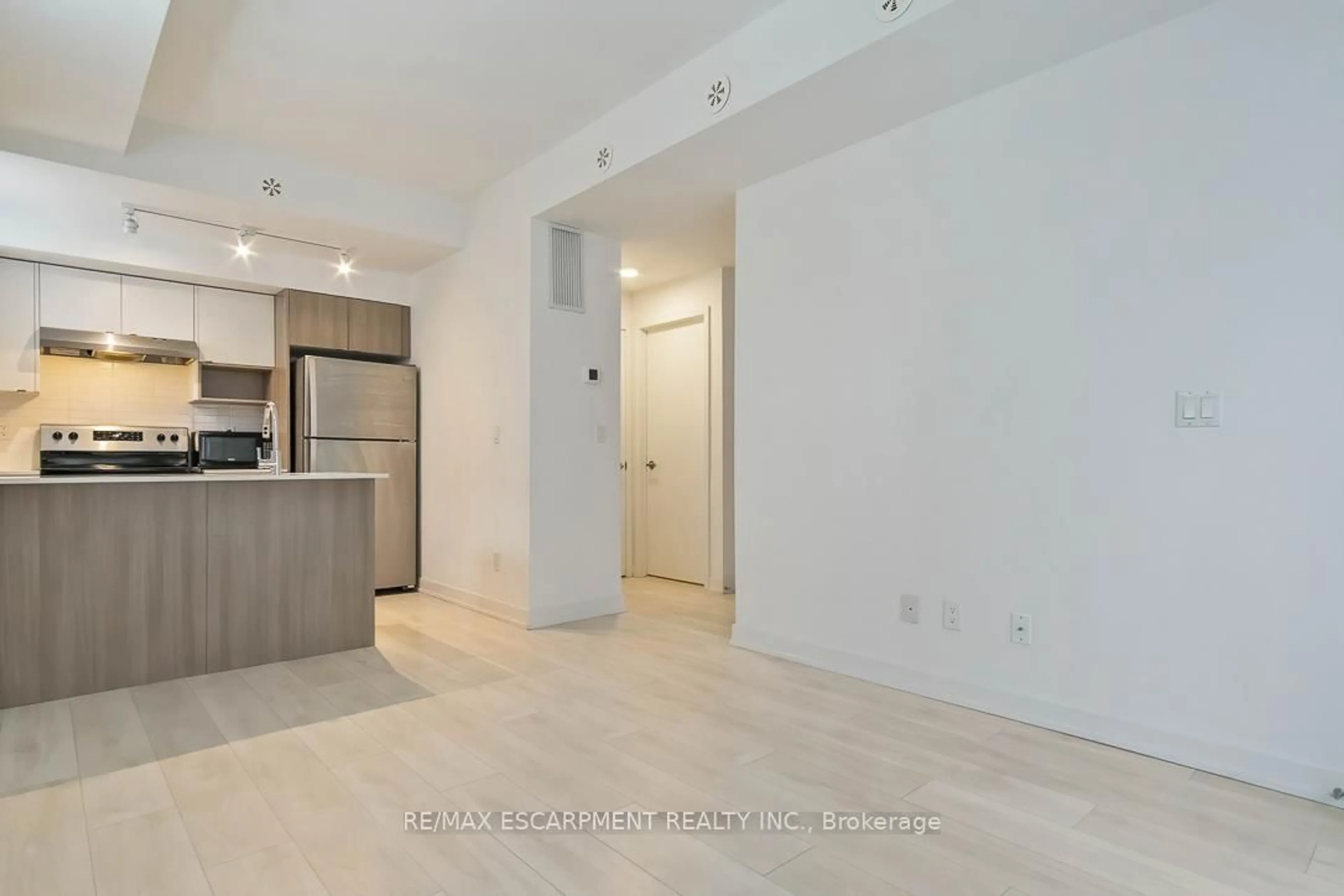 A pic of a room for 1133 Cooke Blvd #817, Burlington Ontario L7T 0C3