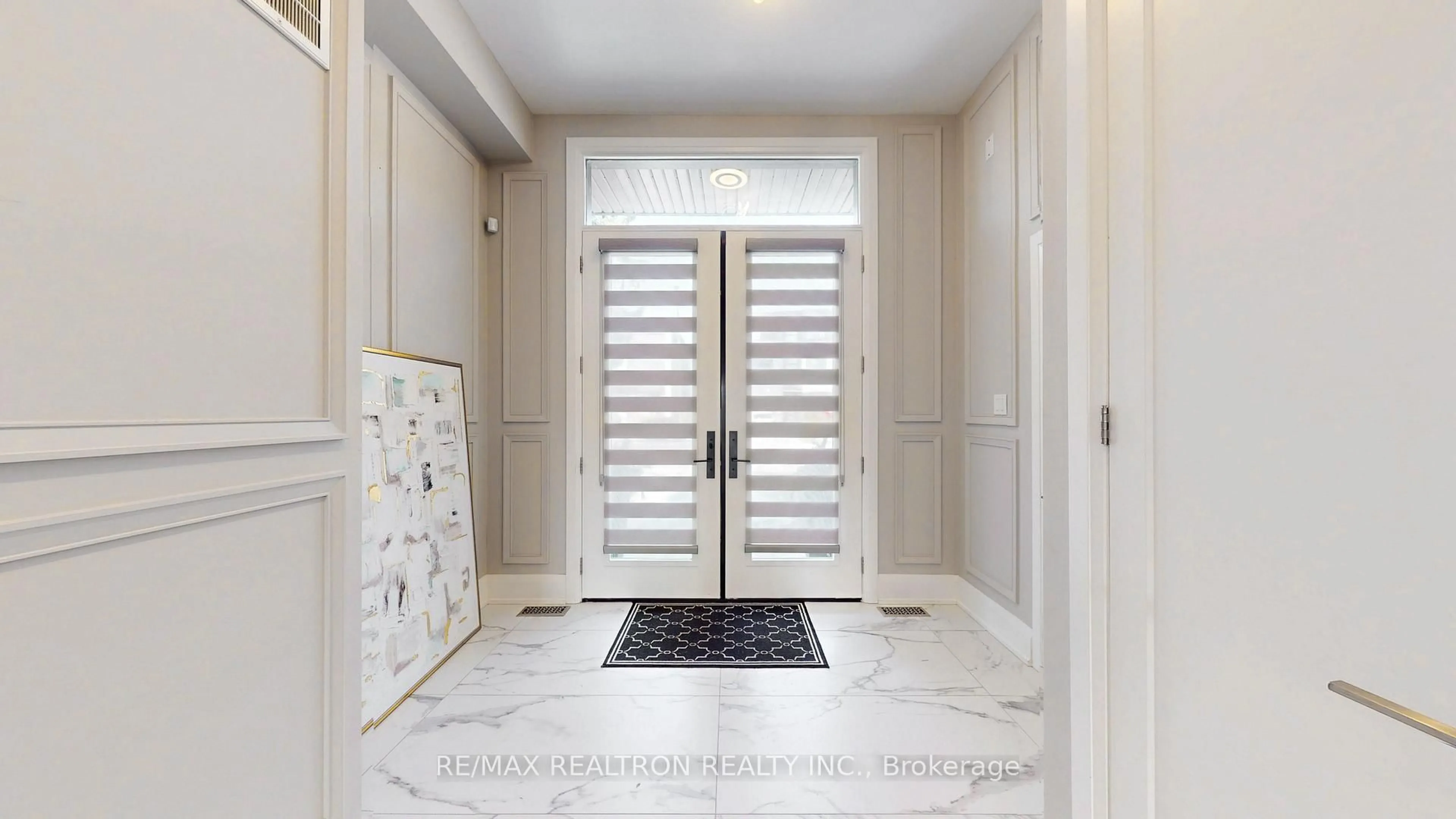 Indoor entryway for Unit25A Tecumseth Ave, Mississauga Ontario L5G 1K5