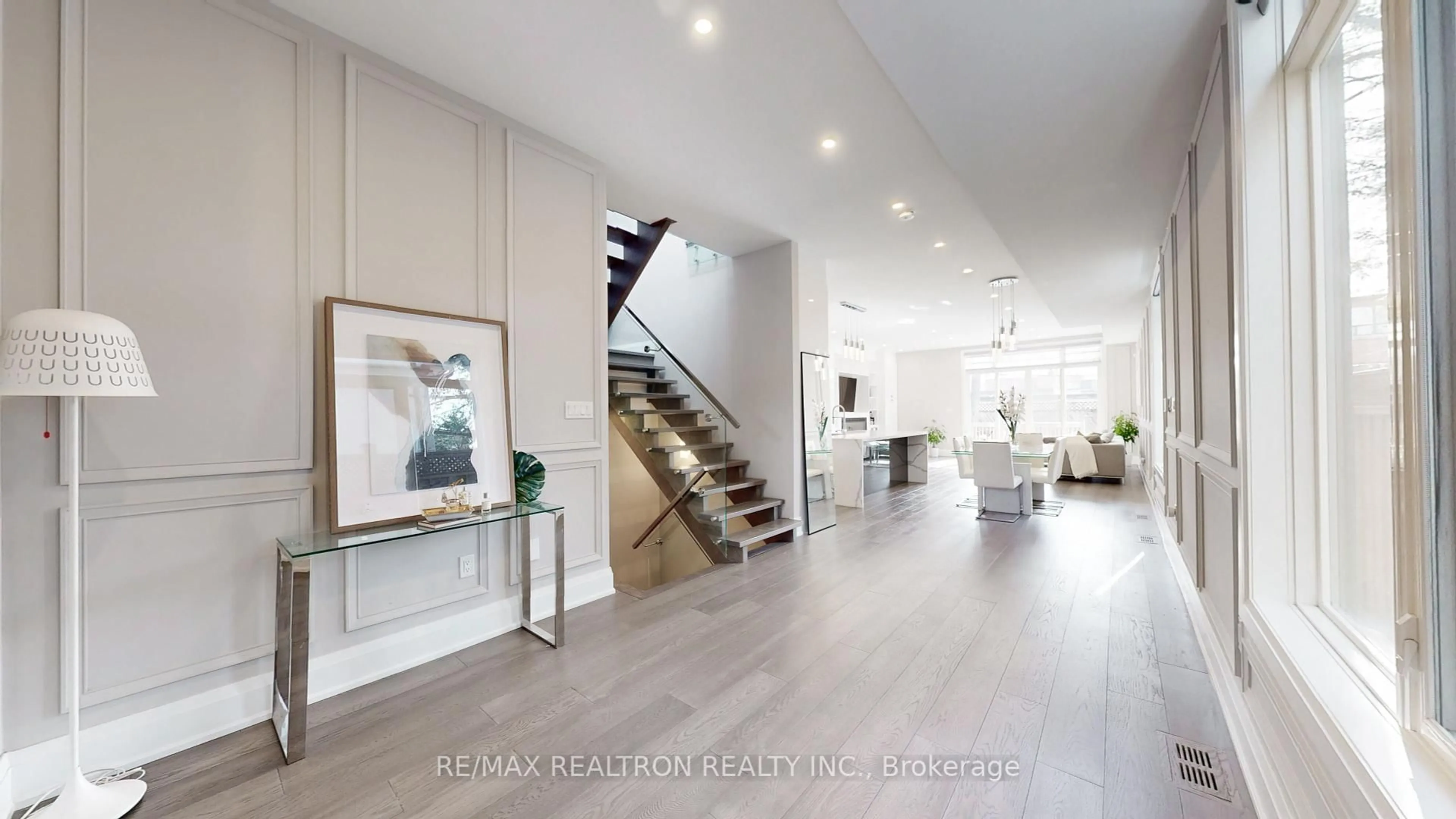 Indoor foyer for Unit25A Tecumseth Ave, Mississauga Ontario L5G 1K5