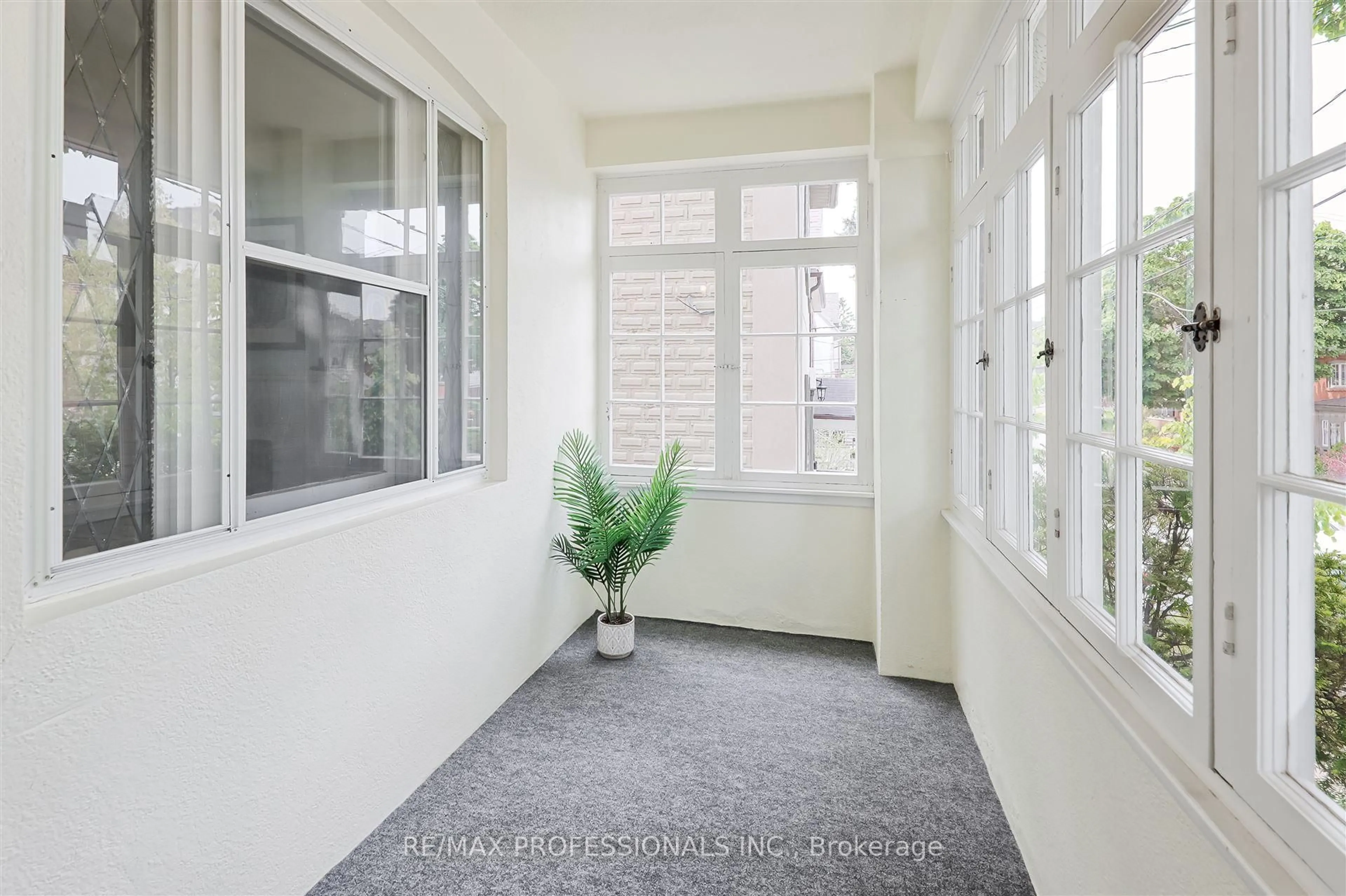 Indoor foyer for 9 Mayfield Ave, Toronto Ontario M6S 1K2