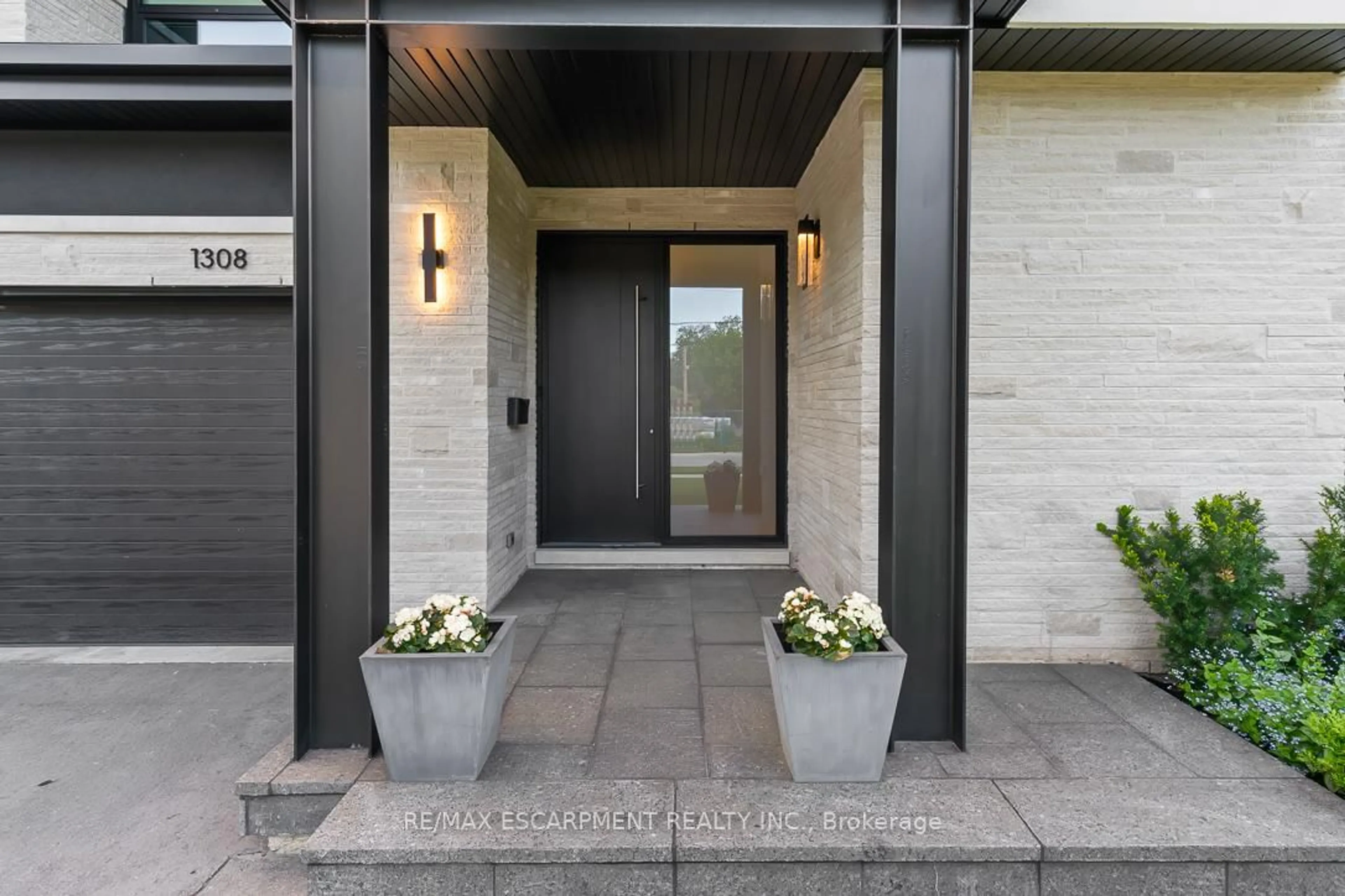 Indoor entryway for 1308 Greenoaks Dr, Mississauga Ontario L5J 3A5