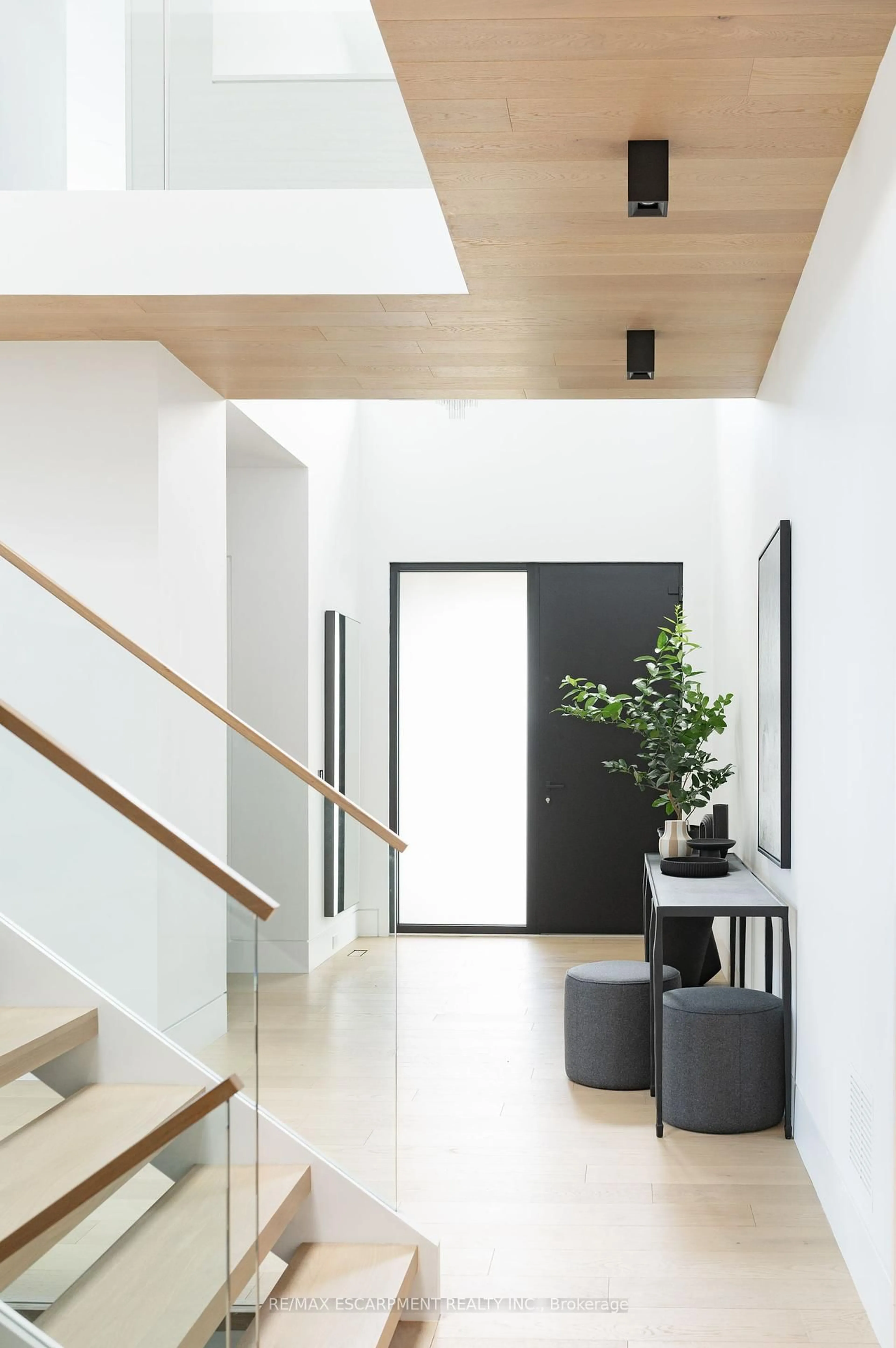 Indoor entryway for 1308 Greenoaks Dr, Mississauga Ontario L5J 3A5