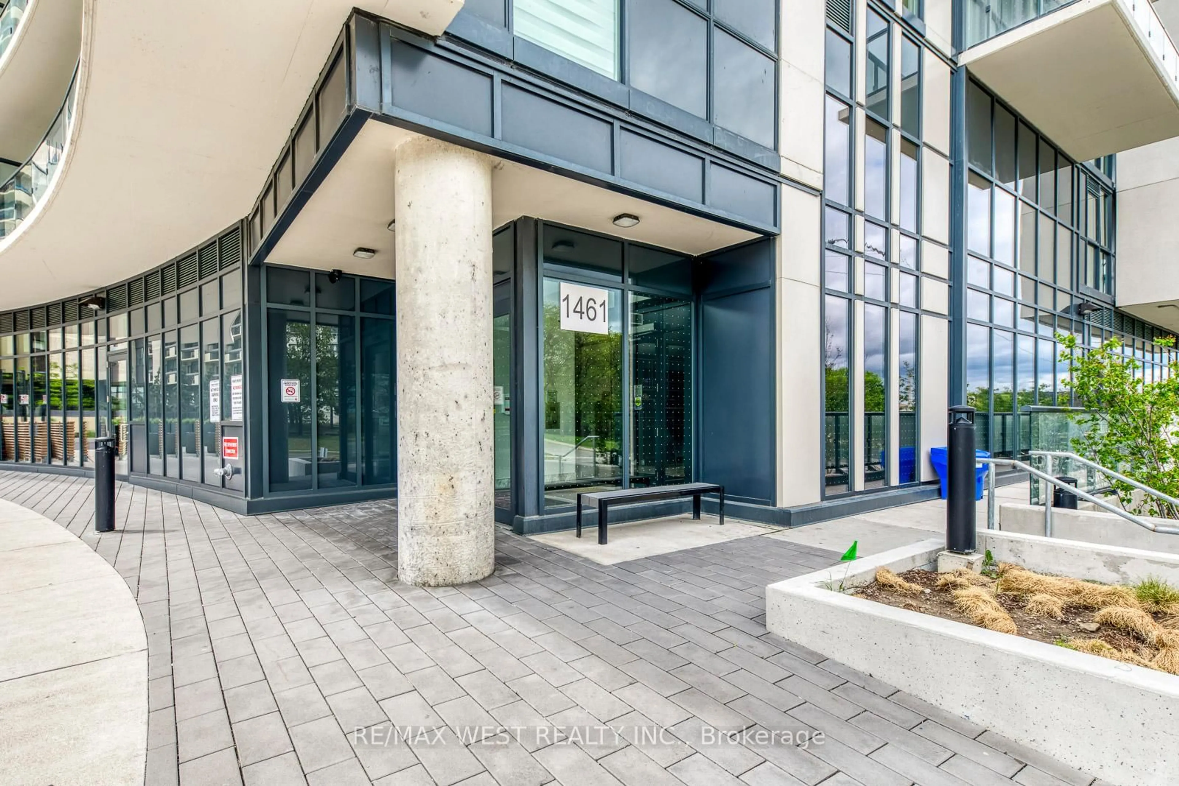 Indoor foyer for 1461 Lawrence Ave #1104, Toronto Ontario M6L 0A6