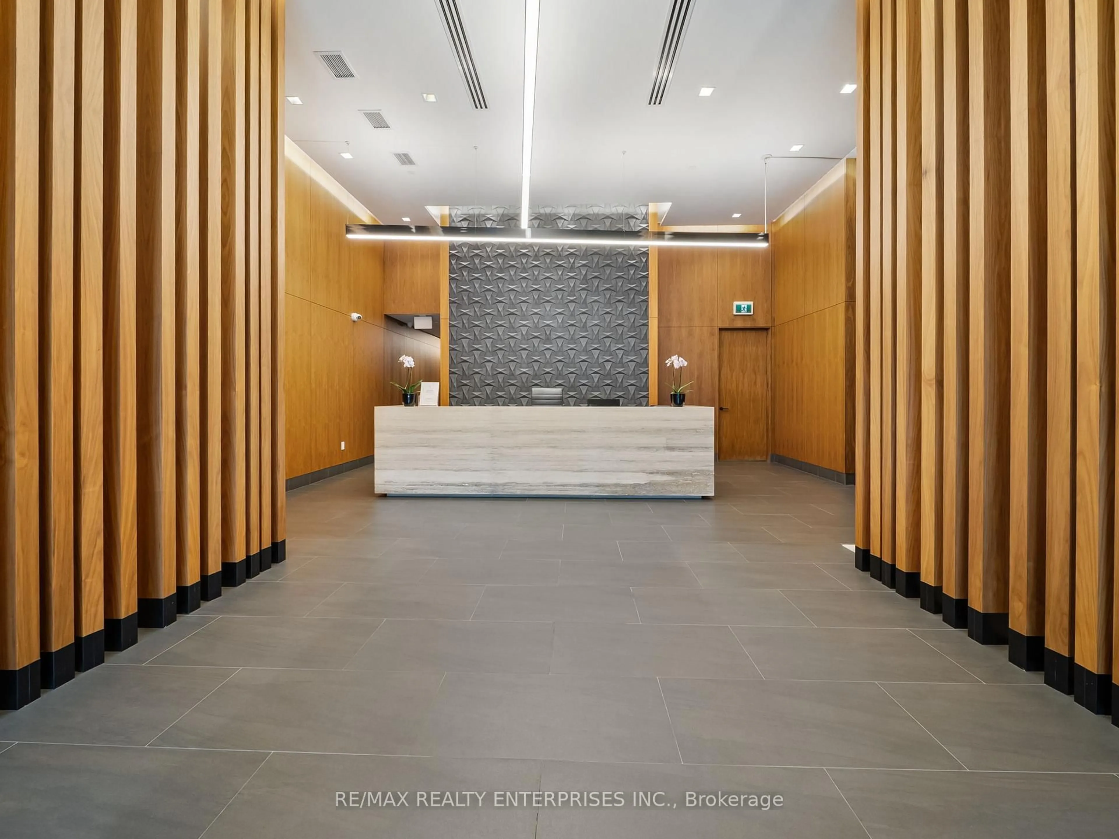 Indoor foyer for 8 Ann St #301, Mississauga Ontario L5G 0C1