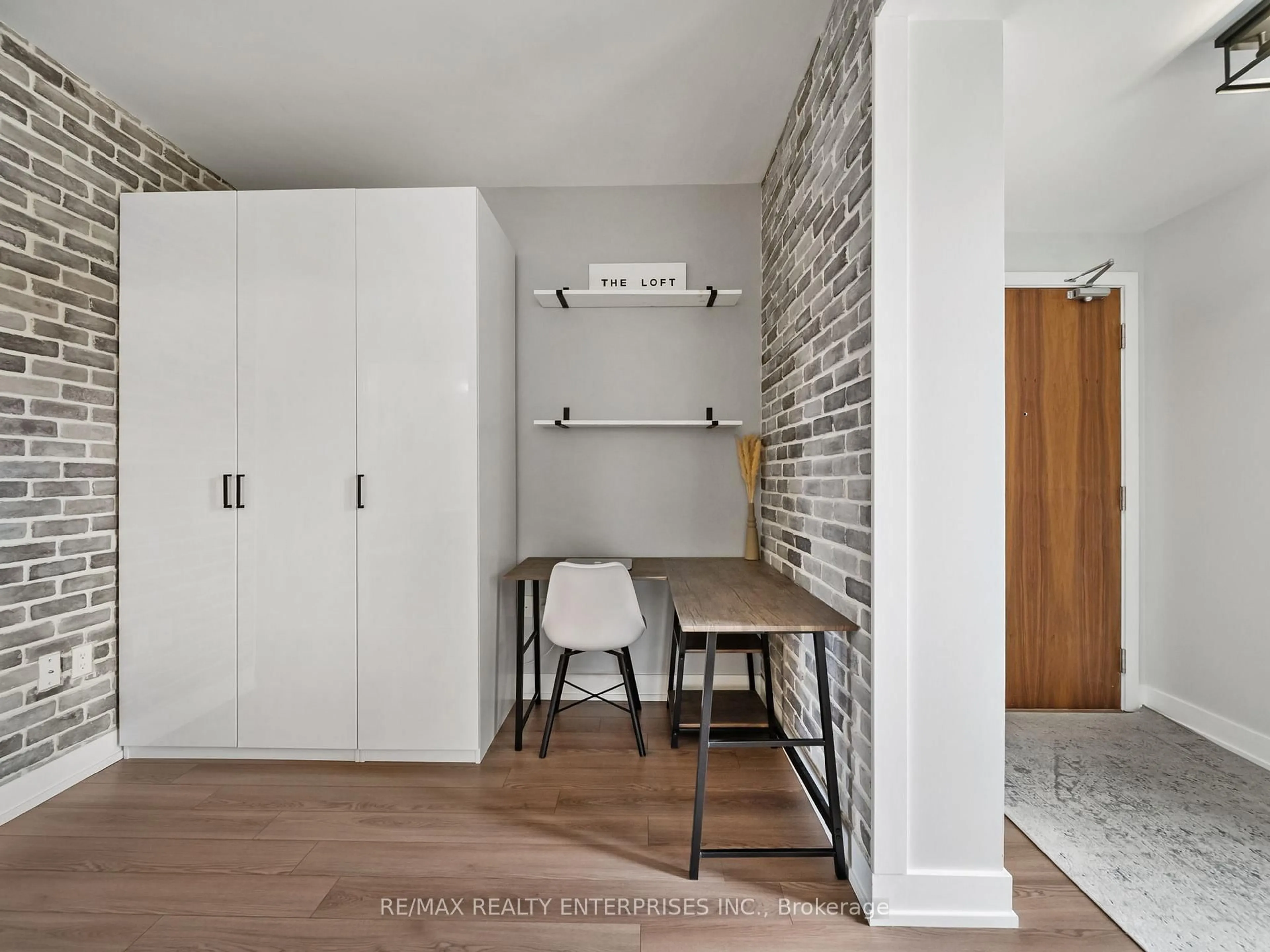 Indoor entryway for 8 Ann St #301, Mississauga Ontario L5G 0C1