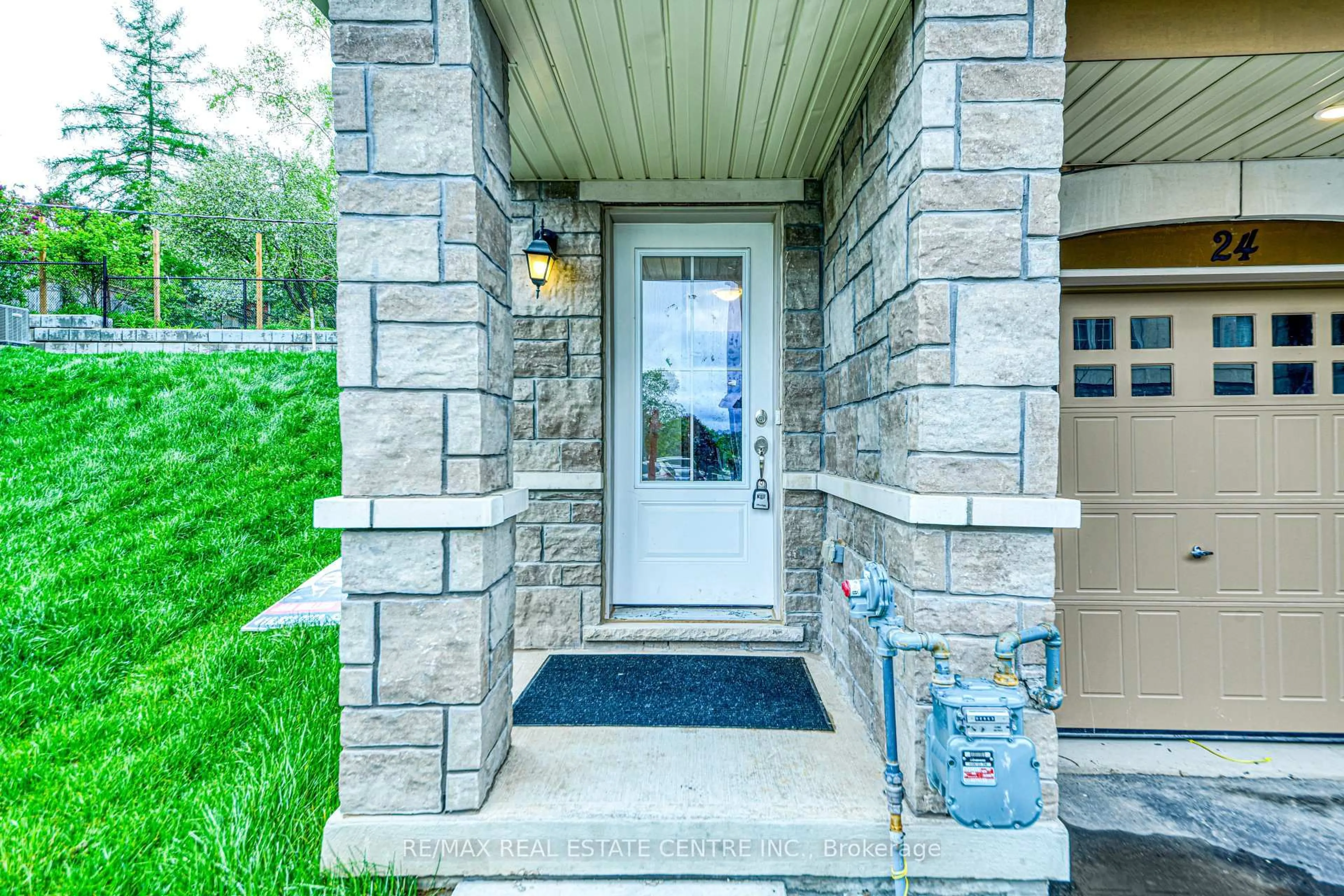 Indoor entryway for 68 First St #24, Orangeville Ontario L9W 2E3