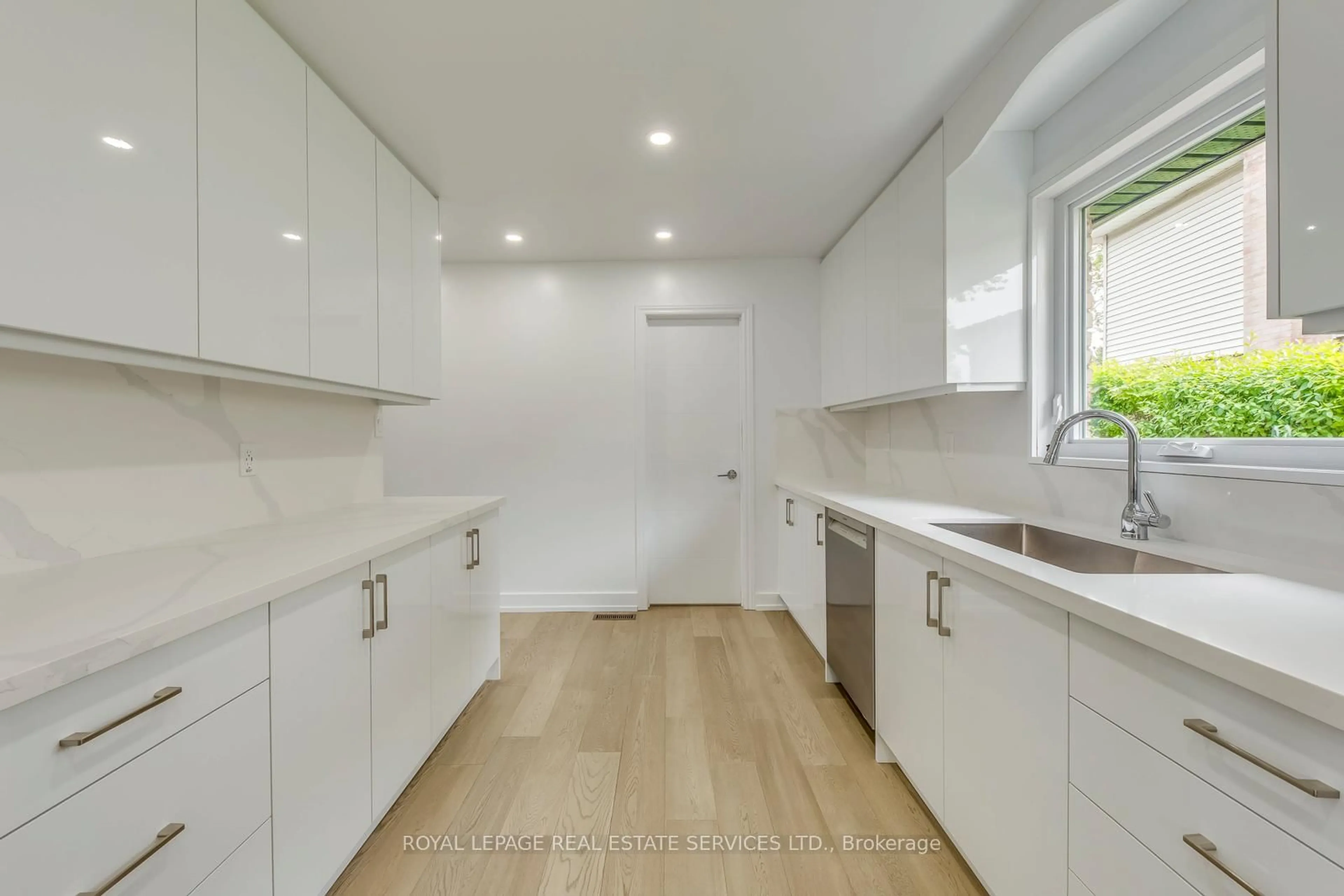 Open concept kitchen, unknown for 690 Mississuaga Valley Blvd, Mississauga Ontario L5A 1Z4