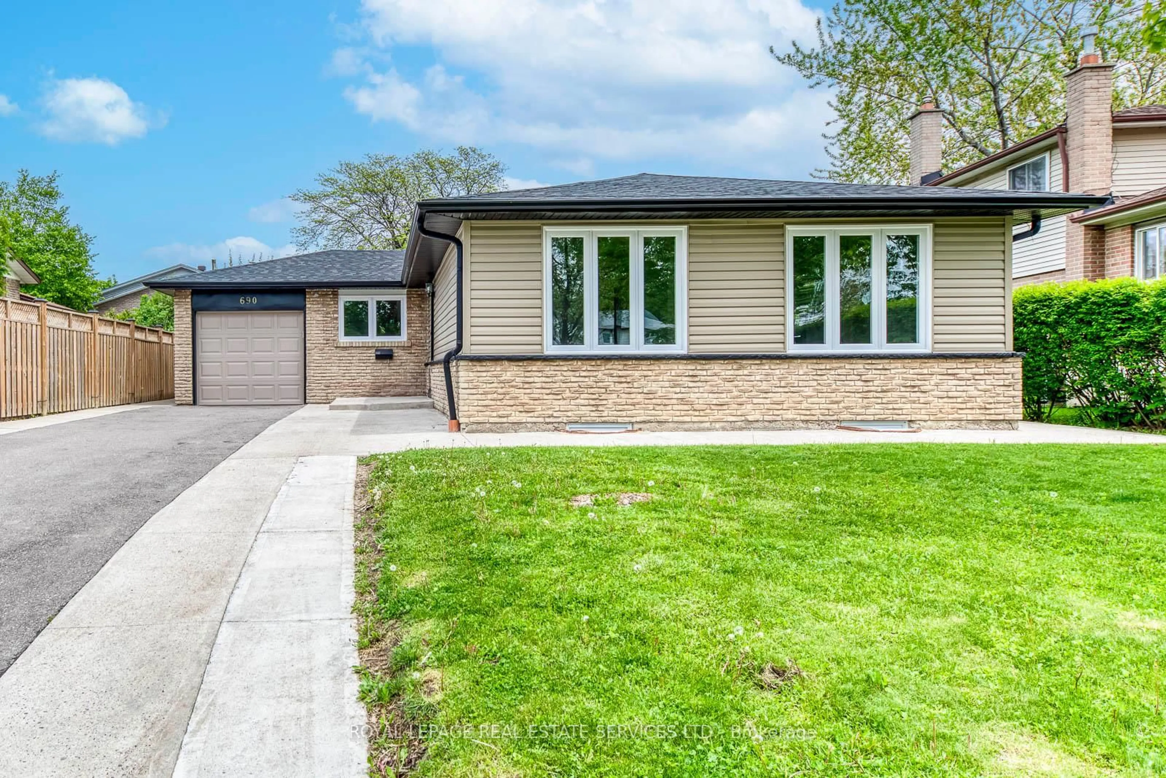 Home with brick exterior material, street for 690 Mississuaga Valley Blvd, Mississauga Ontario L5A 1Z4