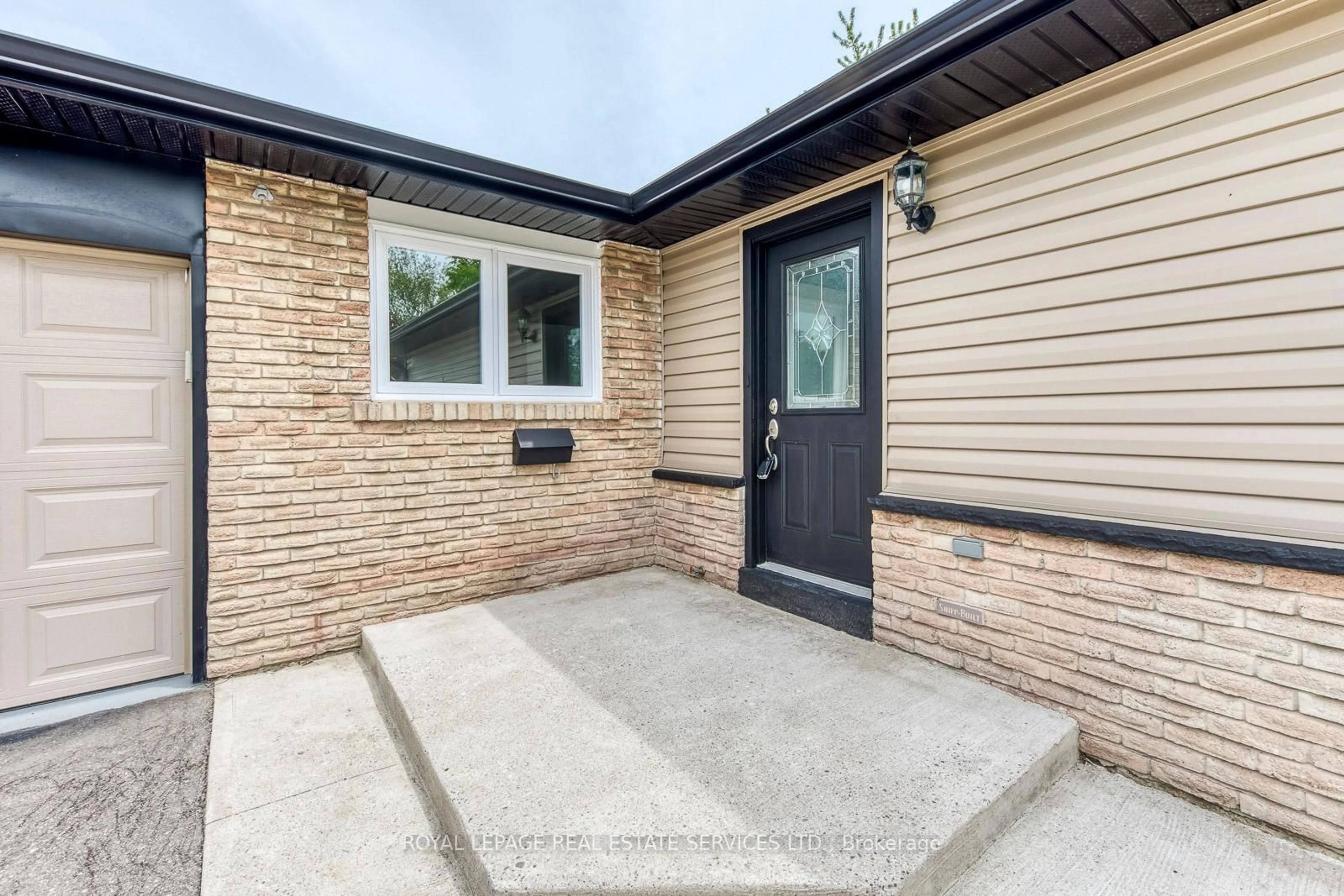 Home with brick exterior material, street for 690 Mississuaga Valley Blvd, Mississauga Ontario L5A 1Z4