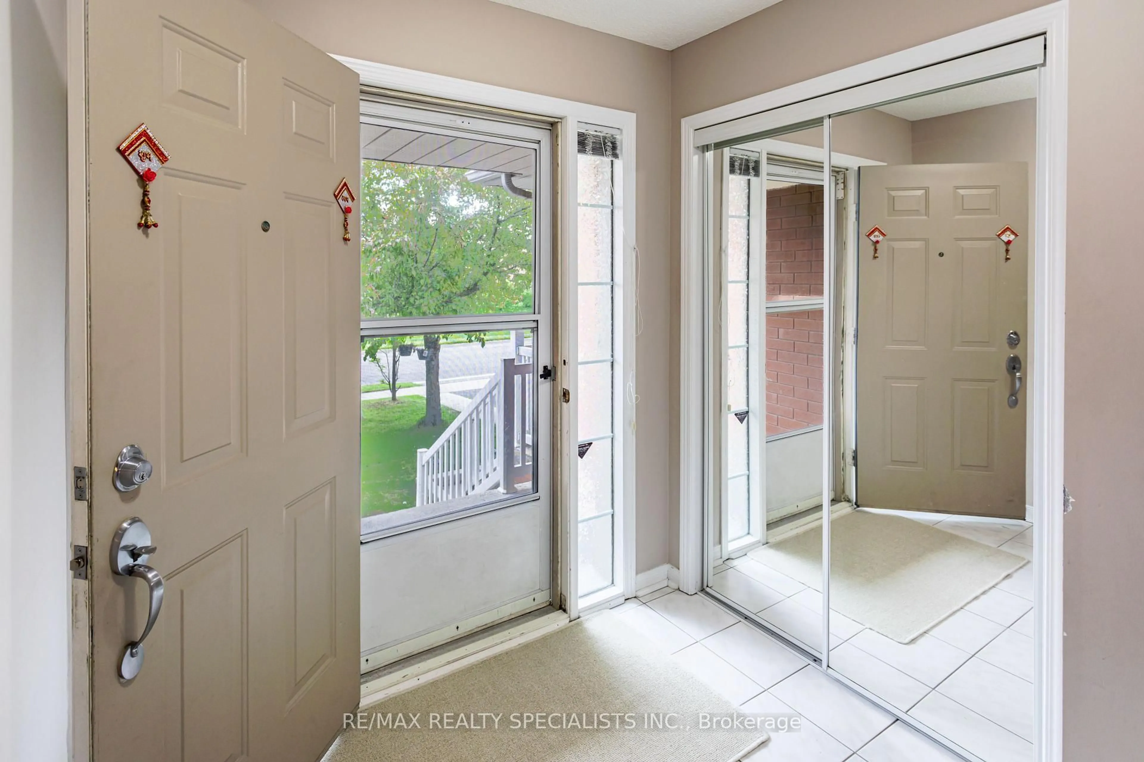 Indoor entryway for 74 Sahara Tr, Brampton Ontario L6R 1P4