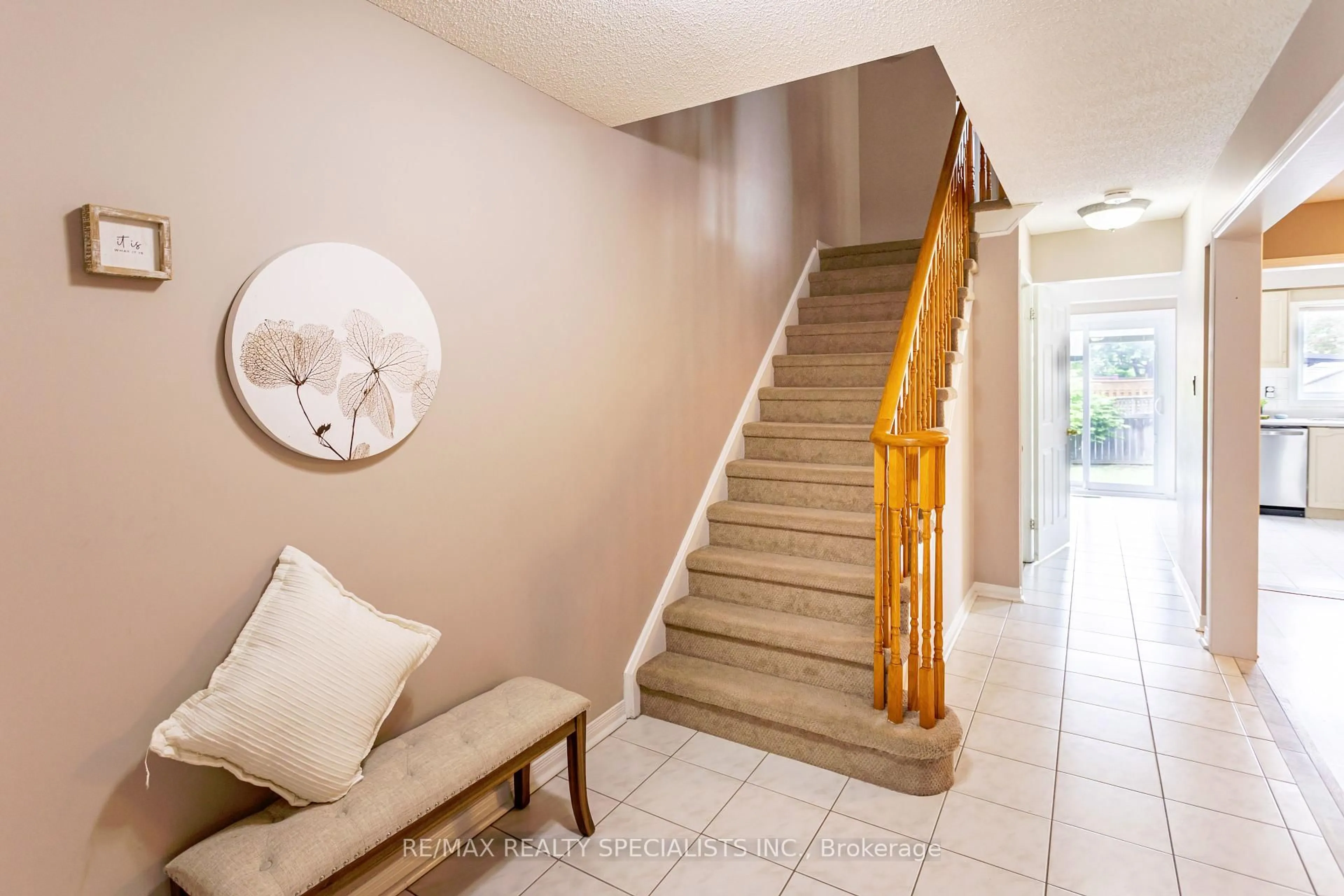 Indoor foyer for 74 Sahara Tr, Brampton Ontario L6R 1P4