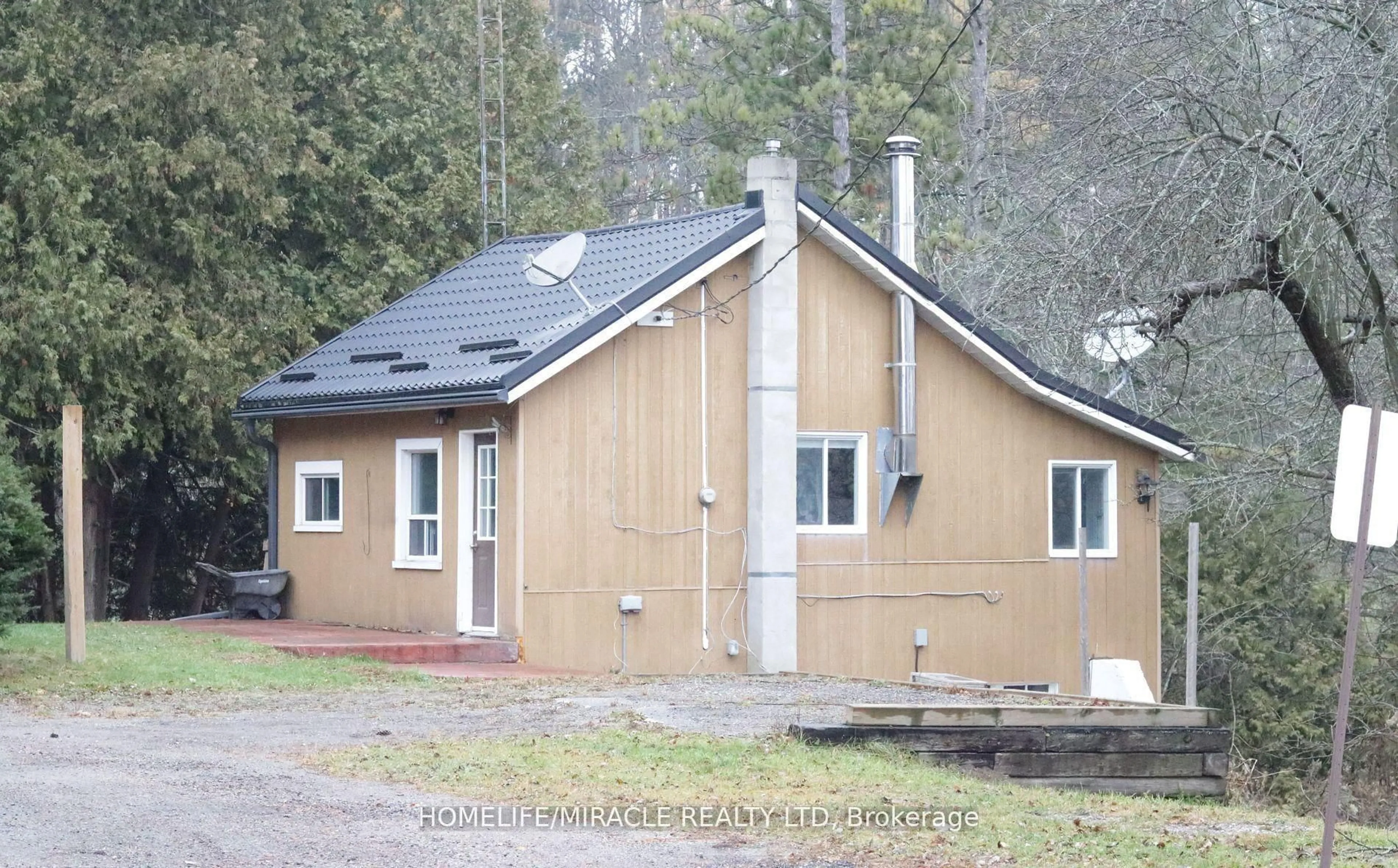 Home with vinyl exterior material, building for 15685 Innis Lake Rd, Caledon Ontario L7C 3A2