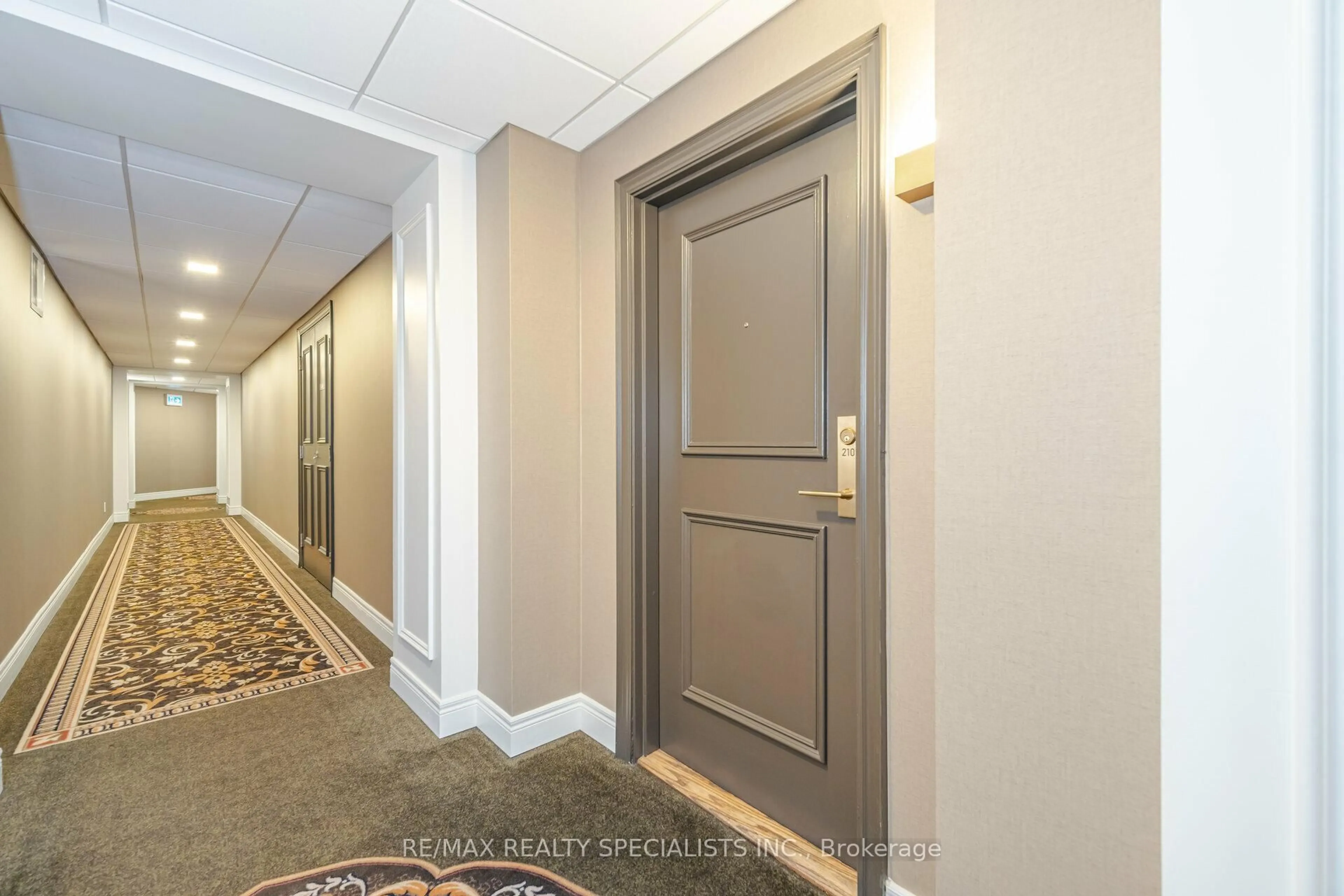 Indoor foyer for 399 Elizabeth St #210, Burlington Ontario L7R 0A4