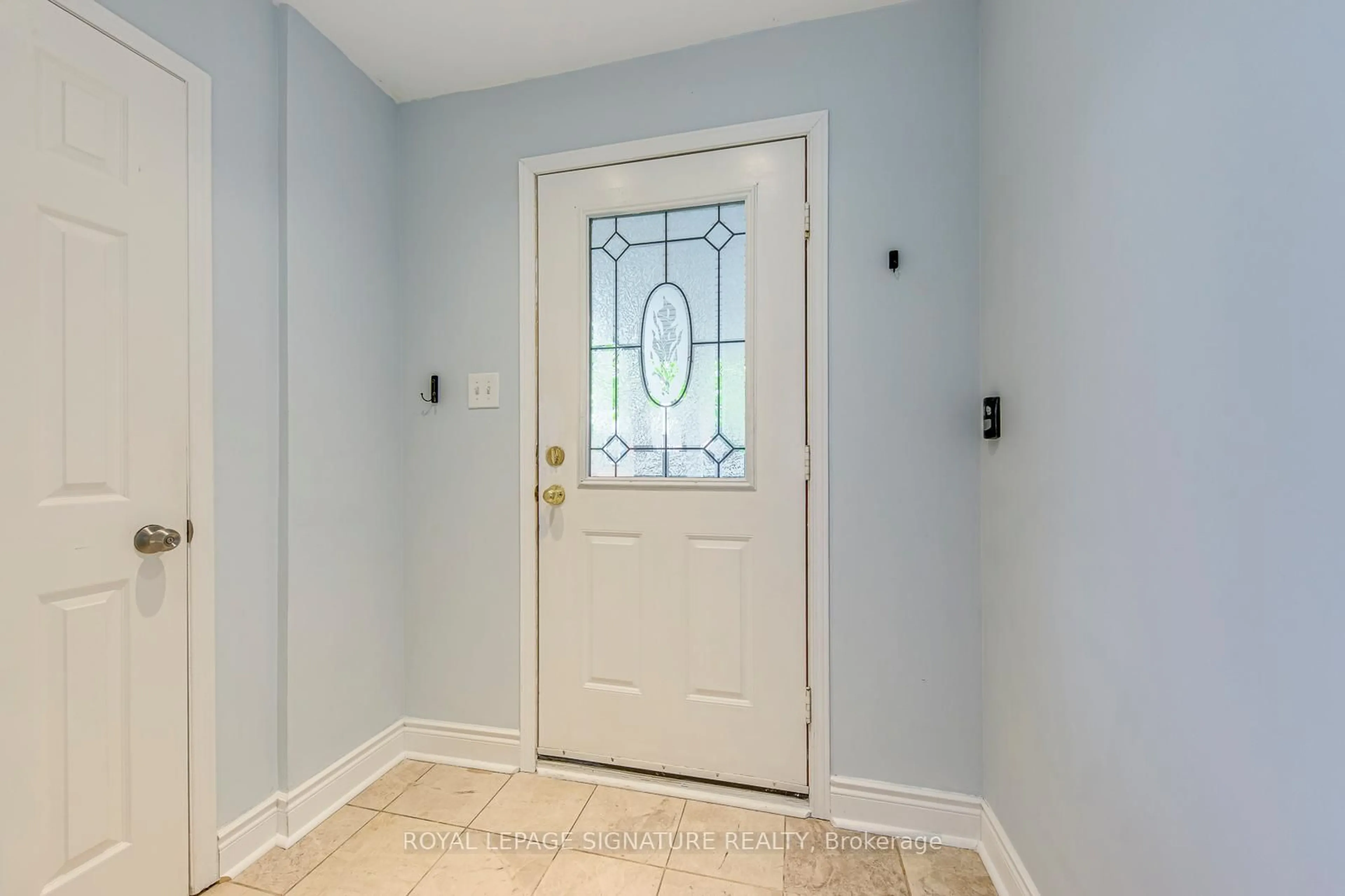Indoor entryway for 5659 Glen Erin Dr #71, Mississauga Ontario L5M 5P2