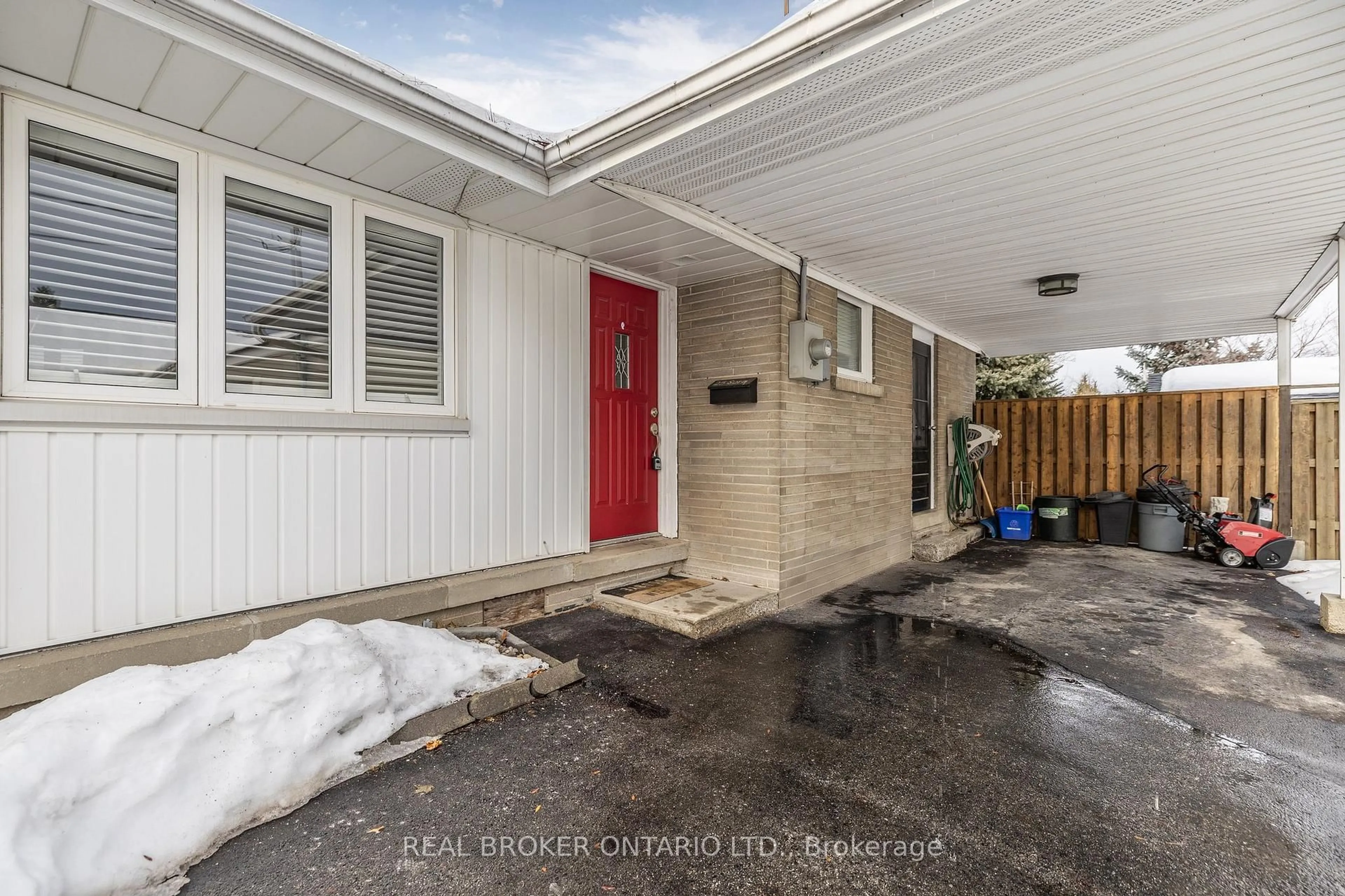 Indoor entryway for 25 Sora Dr, Mississauga Ontario L5M 1B3