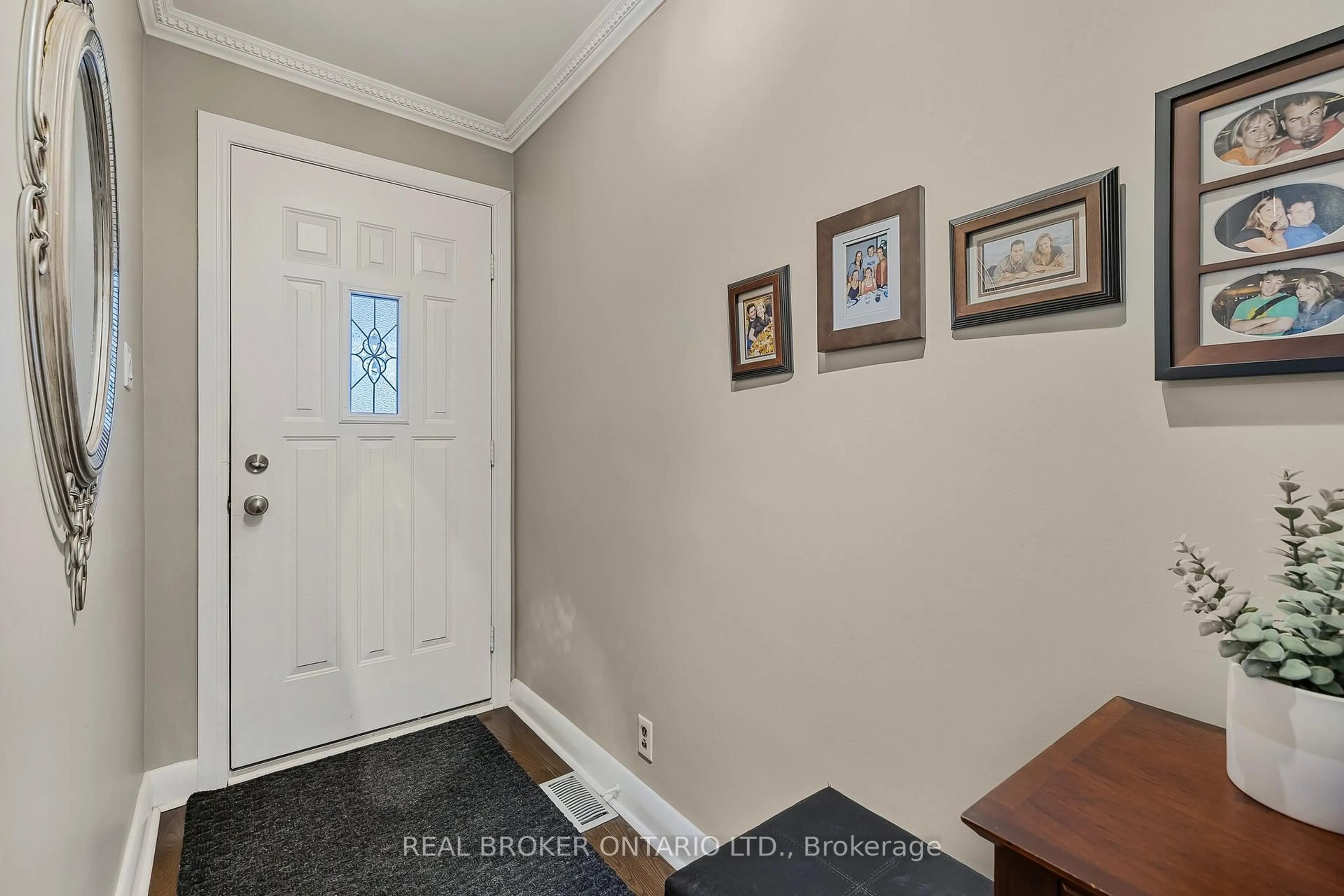 Indoor entryway for 25 Sora Dr, Mississauga Ontario L5M 1B3