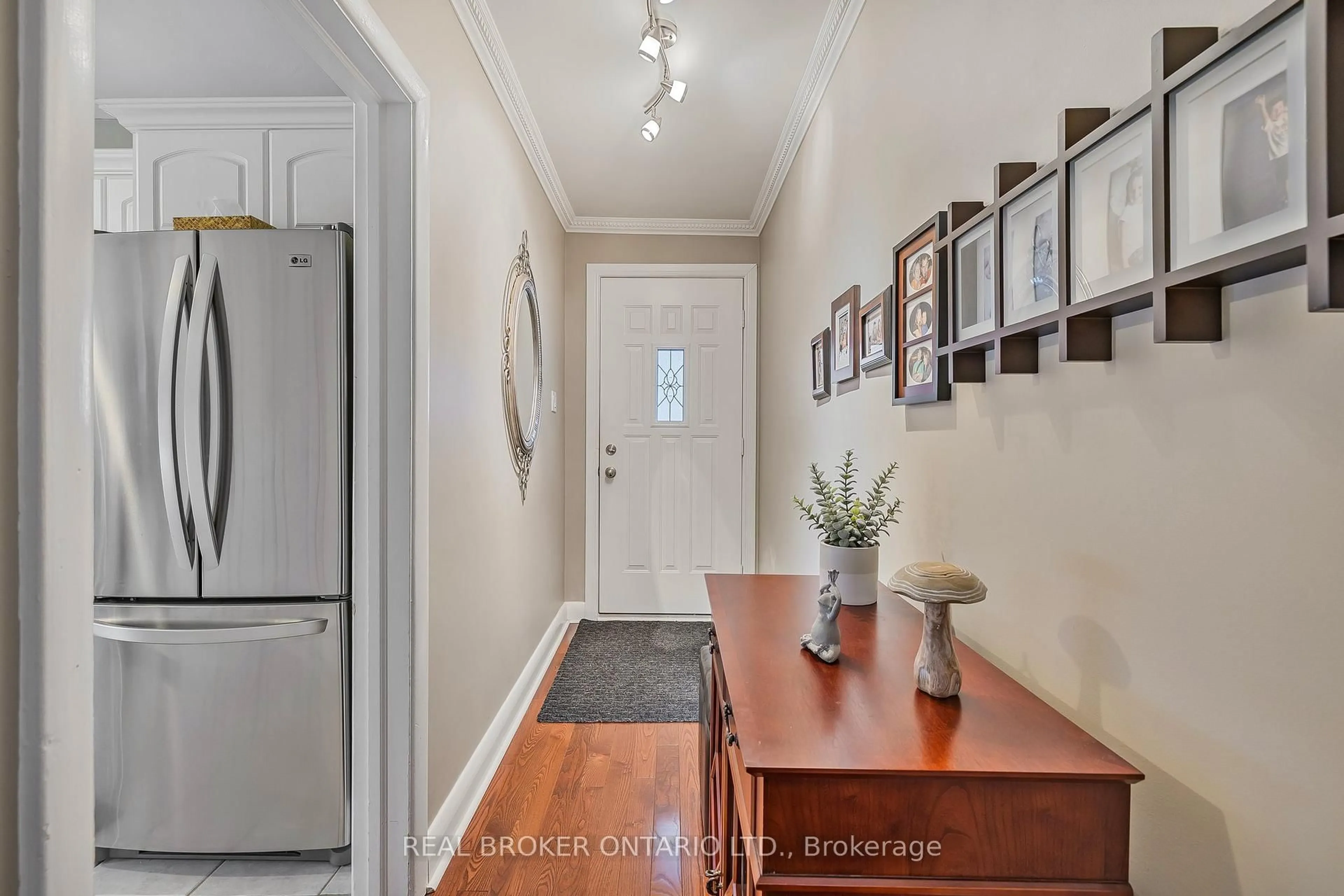 Indoor entryway for 25 Sora Dr, Mississauga Ontario L5M 1B3