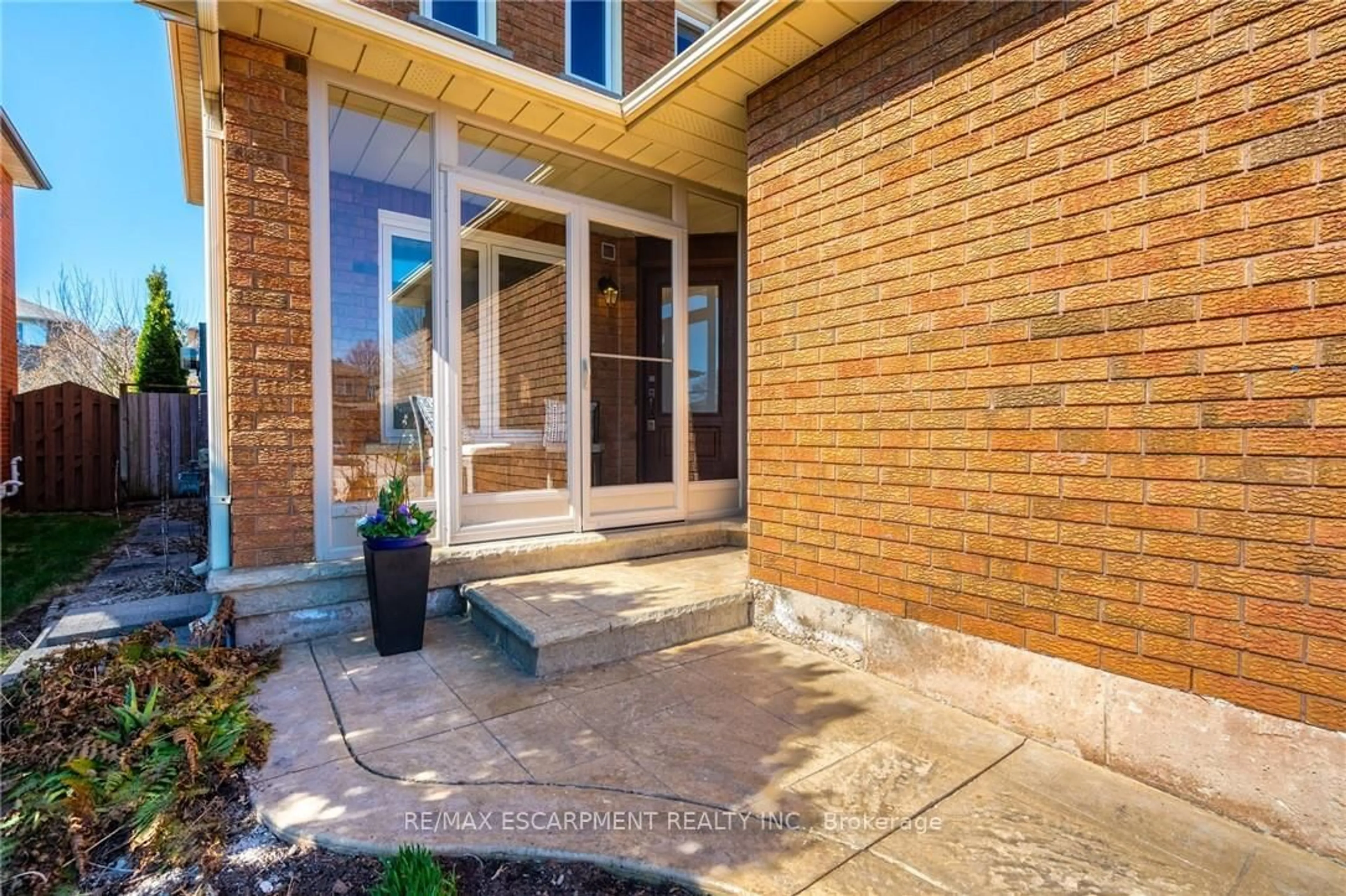 Home with brick exterior material, street for 622 Fothergill Blvd, Burlington Ontario L7L 6E3