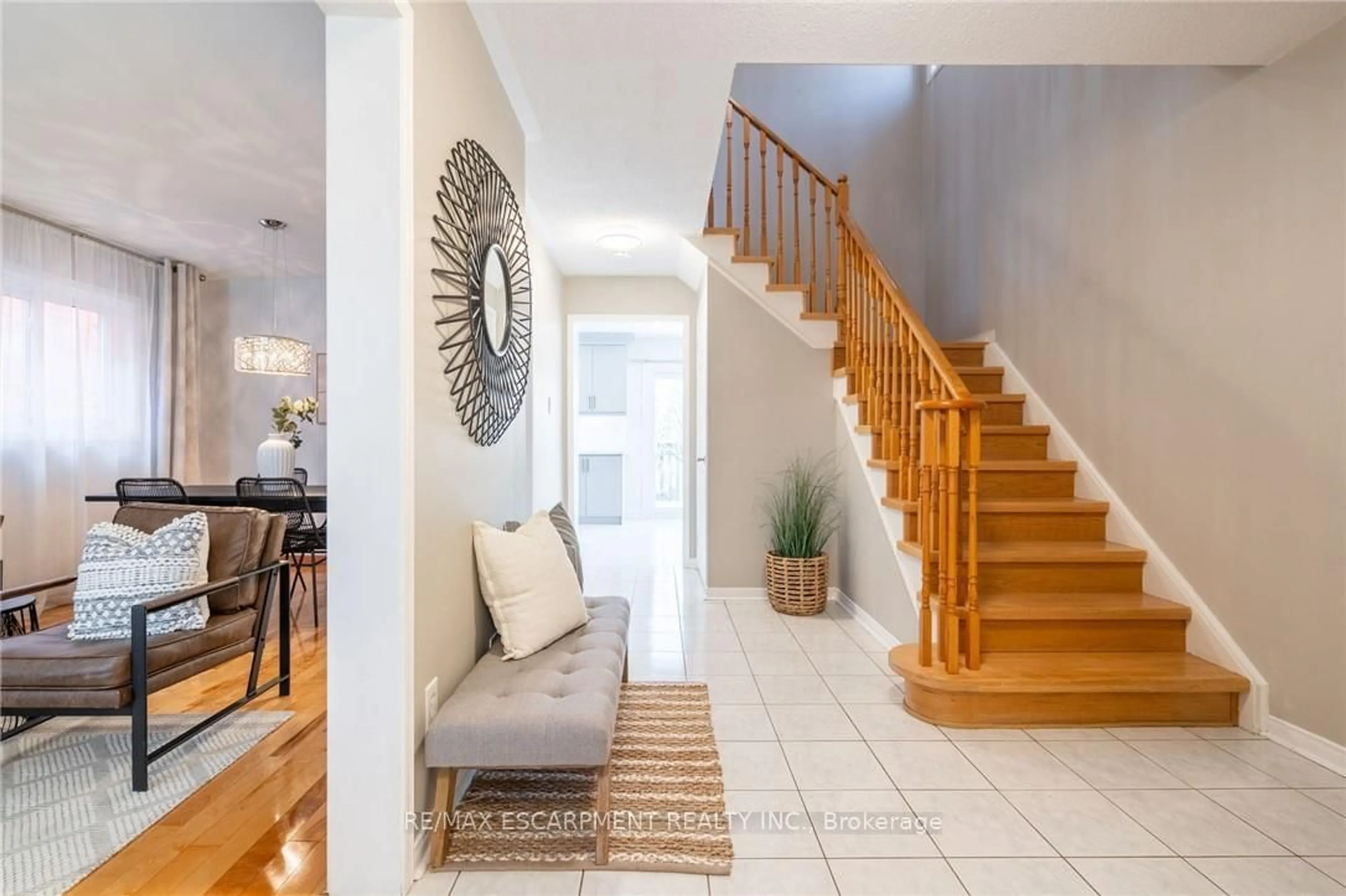 Indoor entryway for 622 Fothergill Blvd, Burlington Ontario L7L 6E3