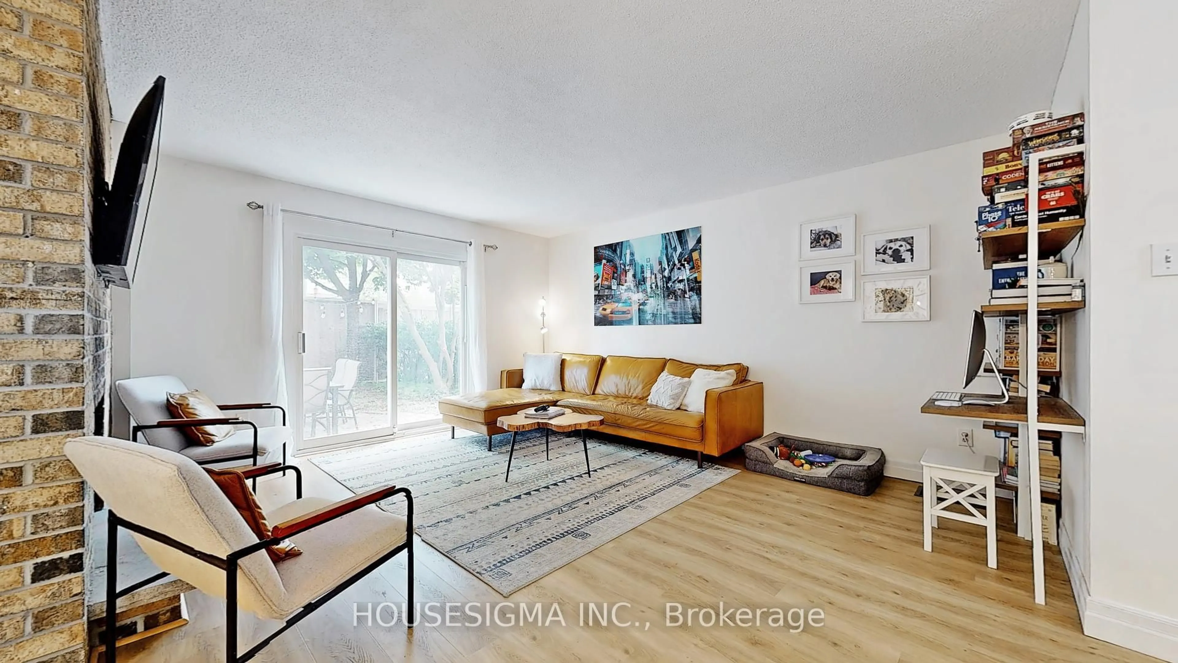 Living room with furniture, unknown for 2722 Jerring Mews, Mississauga Ontario L5L 2M8
