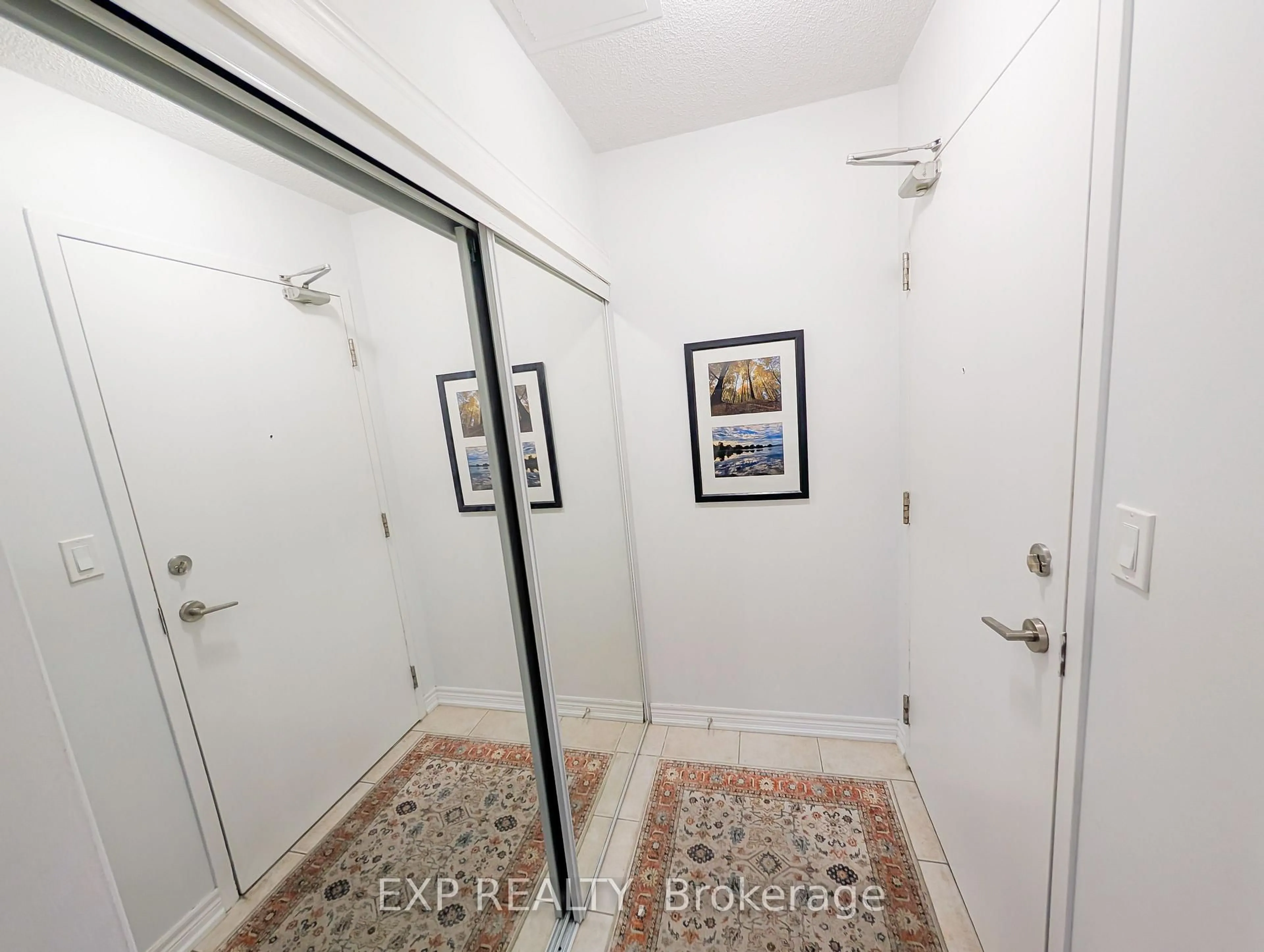 Indoor foyer for 2464 Weston Rd, Toronto Ontario M9N 0A2