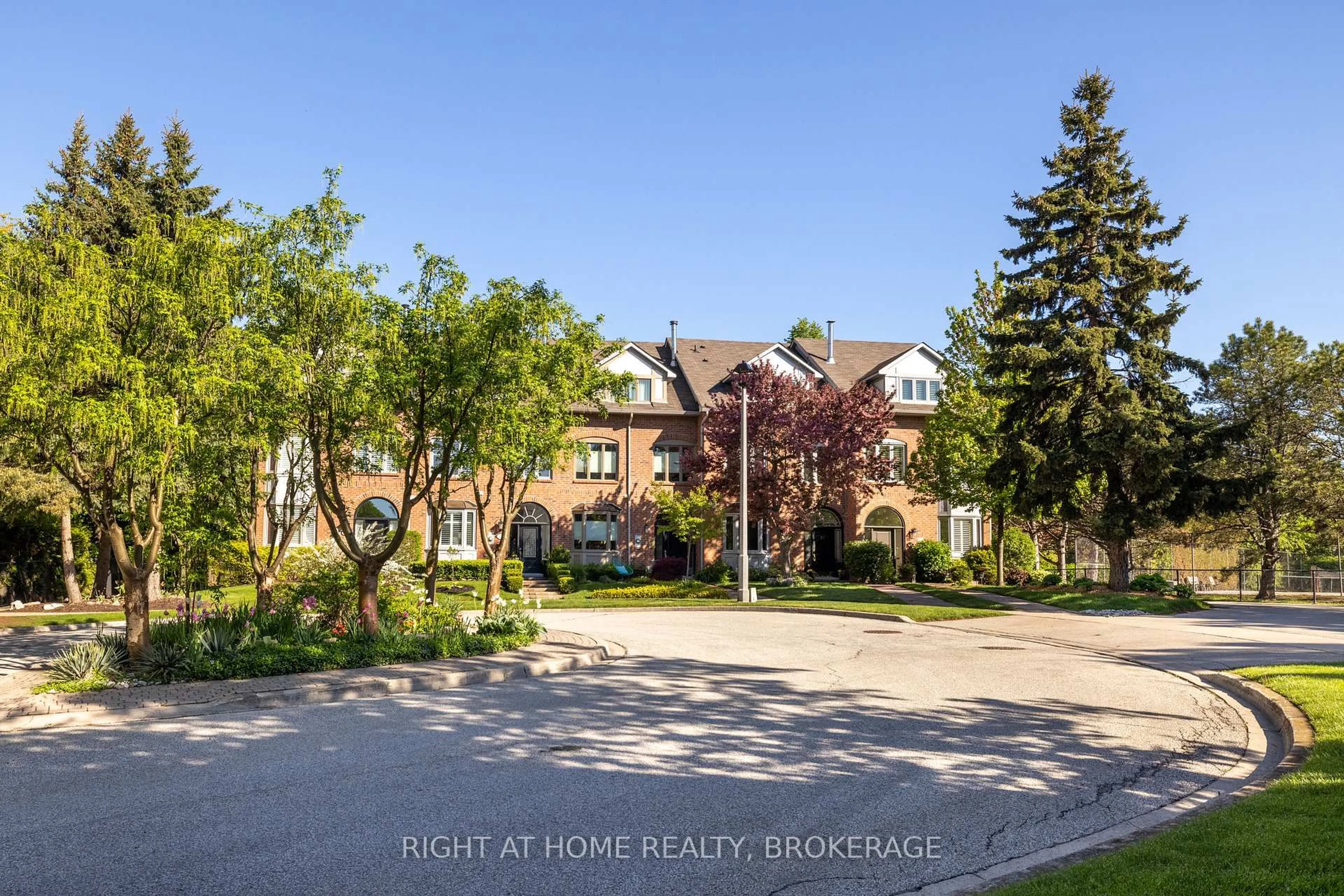 A pic from outside/outdoor area/front of a property/back of a property/a pic from drone, street for 67 Windhaven Pl, Oakville Ontario L6L 6L1