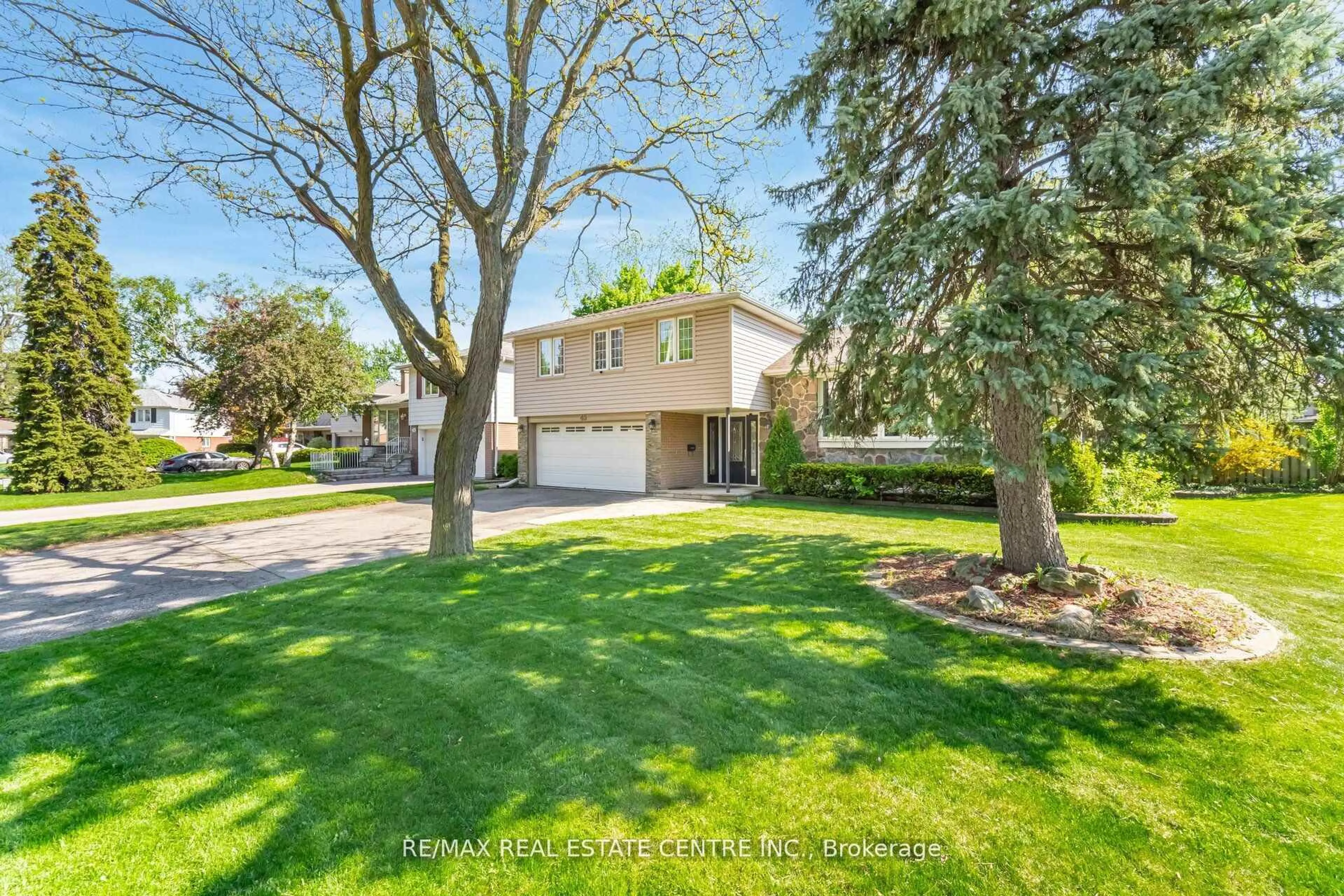 A pic from outside/outdoor area/front of a property/back of a property/a pic from drone, street for 45 Core Cres, Brampton Ontario L6W 2G6