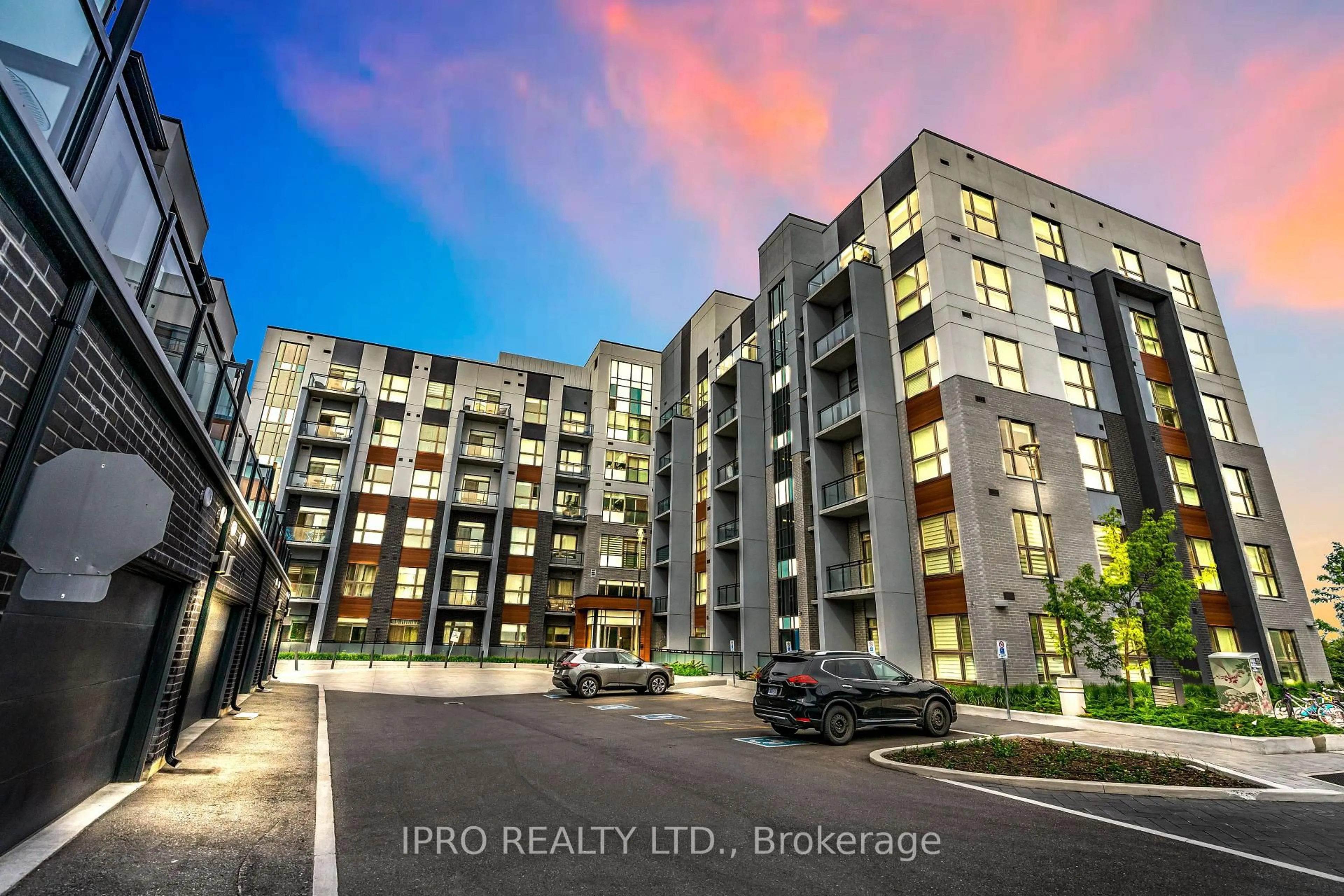 A pic from outside/outdoor area/front of a property/back of a property/a pic from drone, building for 50 KAITTING Tr #617, Oakville Ontario L6M 5N3