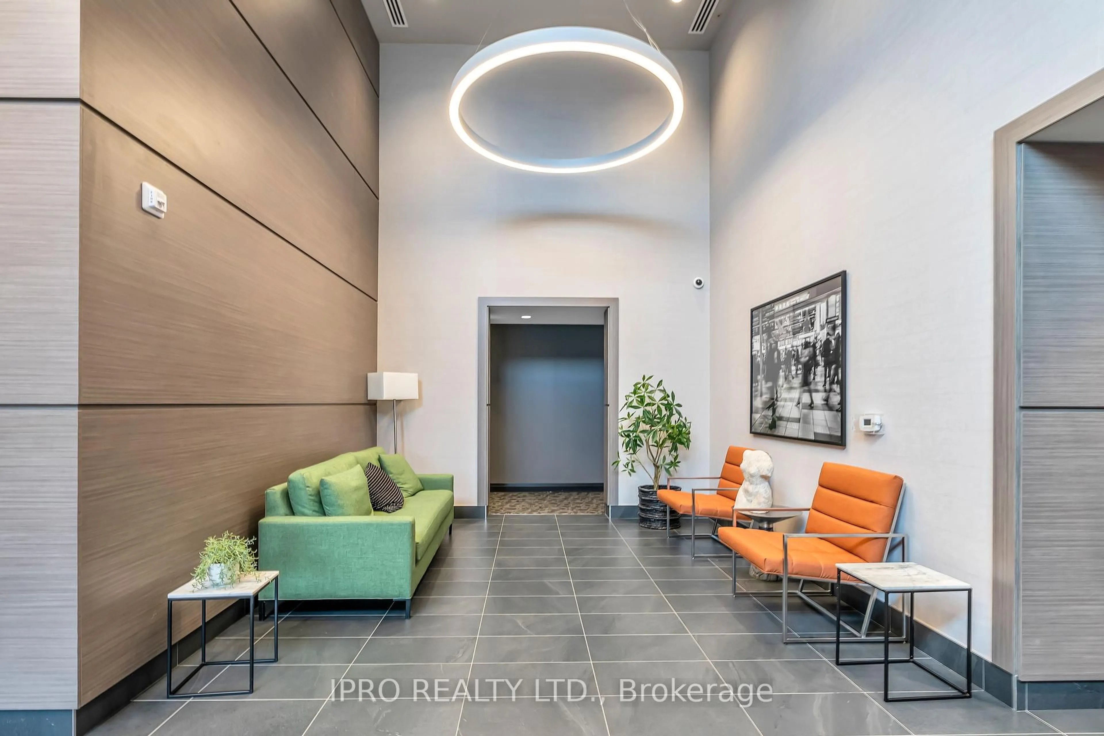Indoor foyer for 50 KAITTING Tr #617, Oakville Ontario L6M 5N3