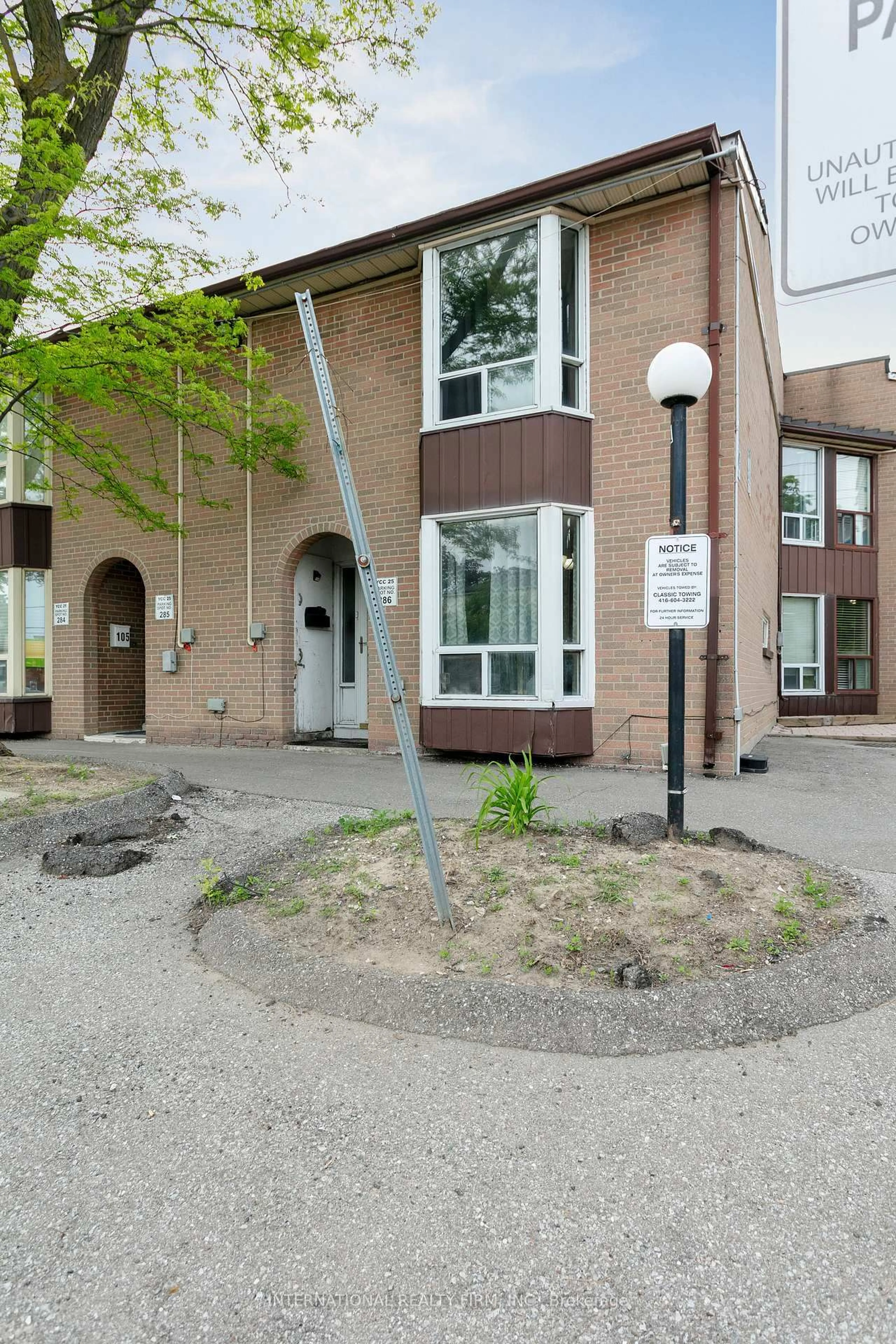 Indoor foyer for 250 John Garland Blvd #106, Toronto Ontario M9V 1N8