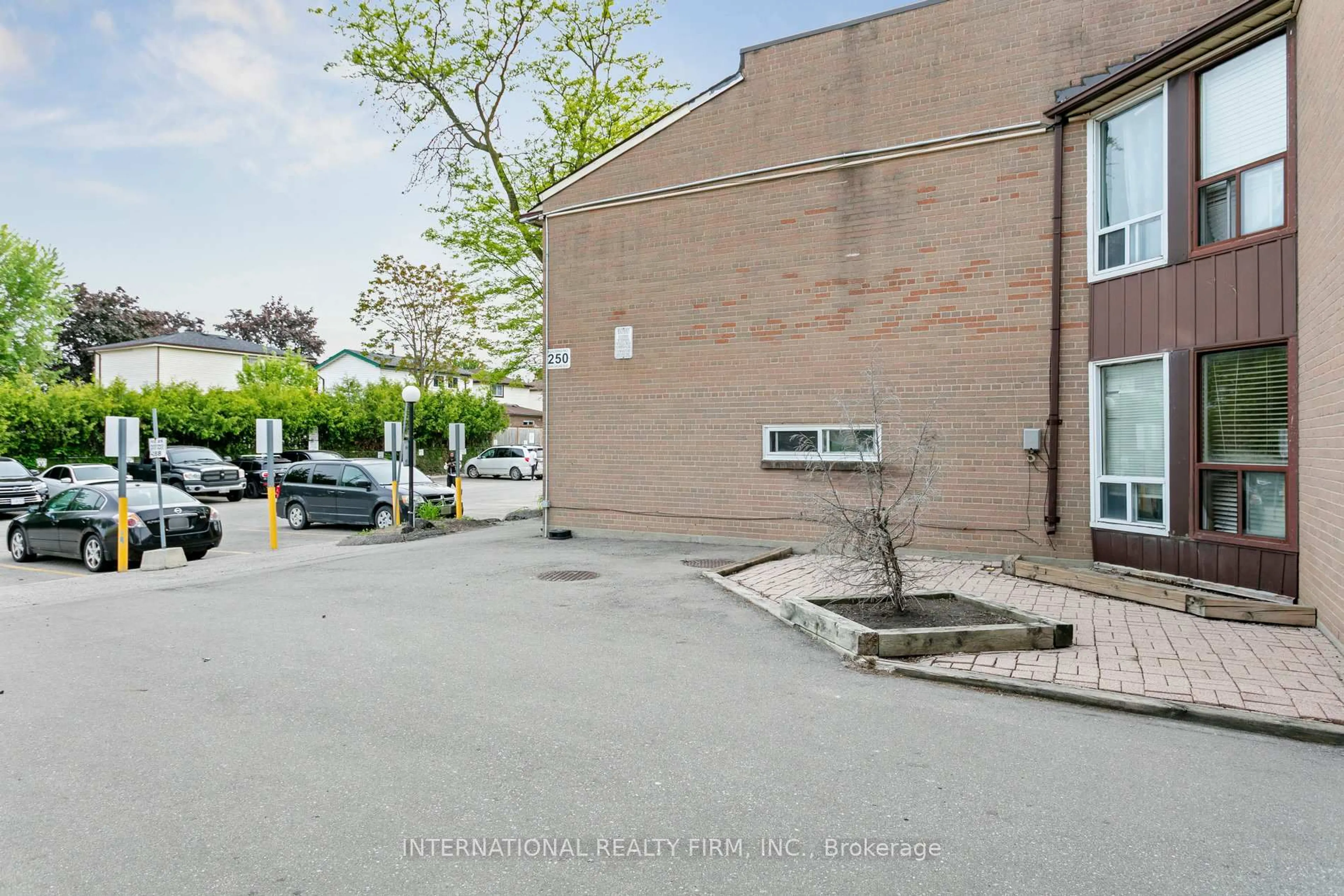 Patio, street for 250 John Garland Blvd #106, Toronto Ontario M9V 1N8