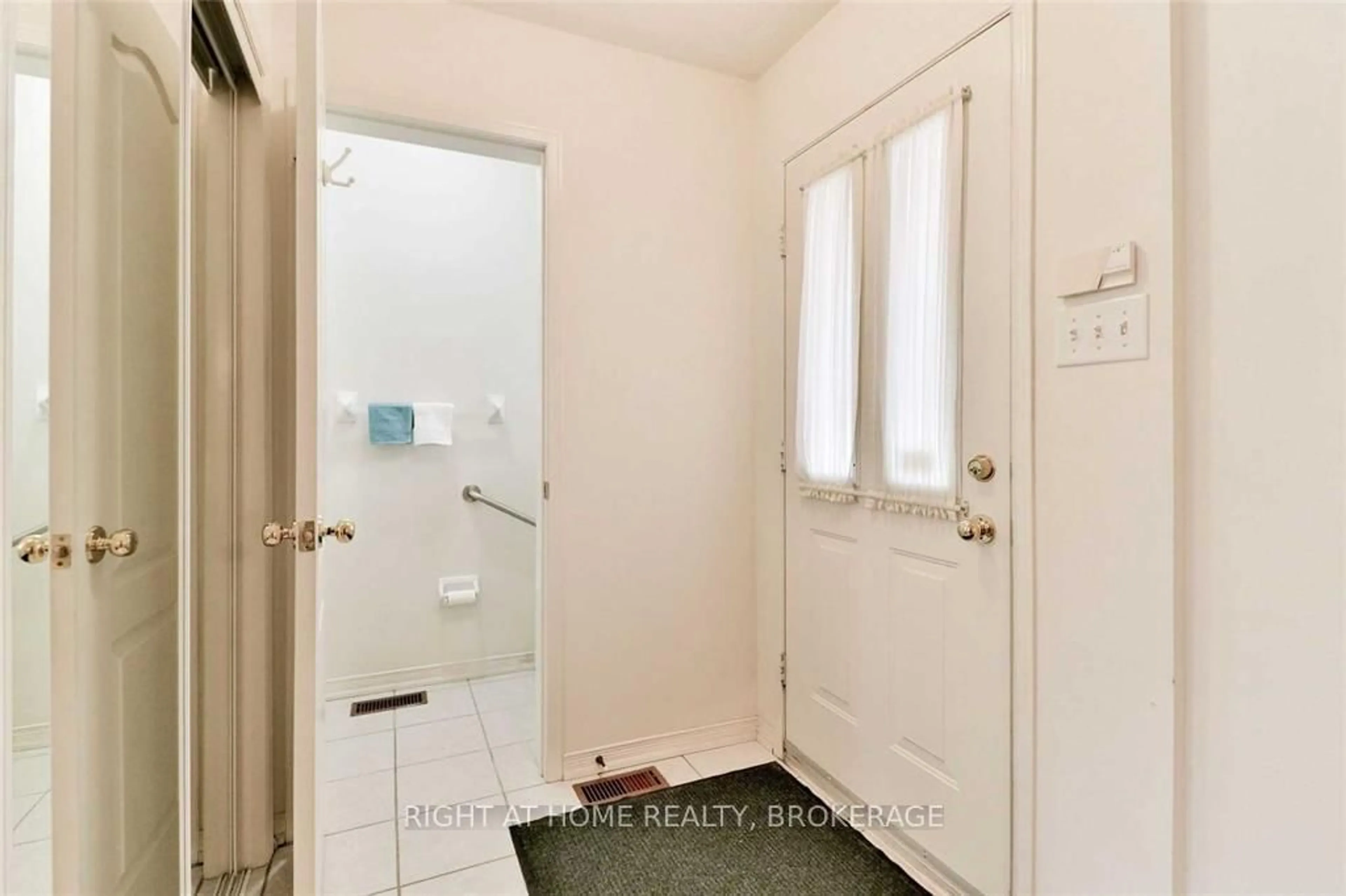 Indoor entryway for 2665 Thomas St #72, Mississauga Ontario L5M 6G6
