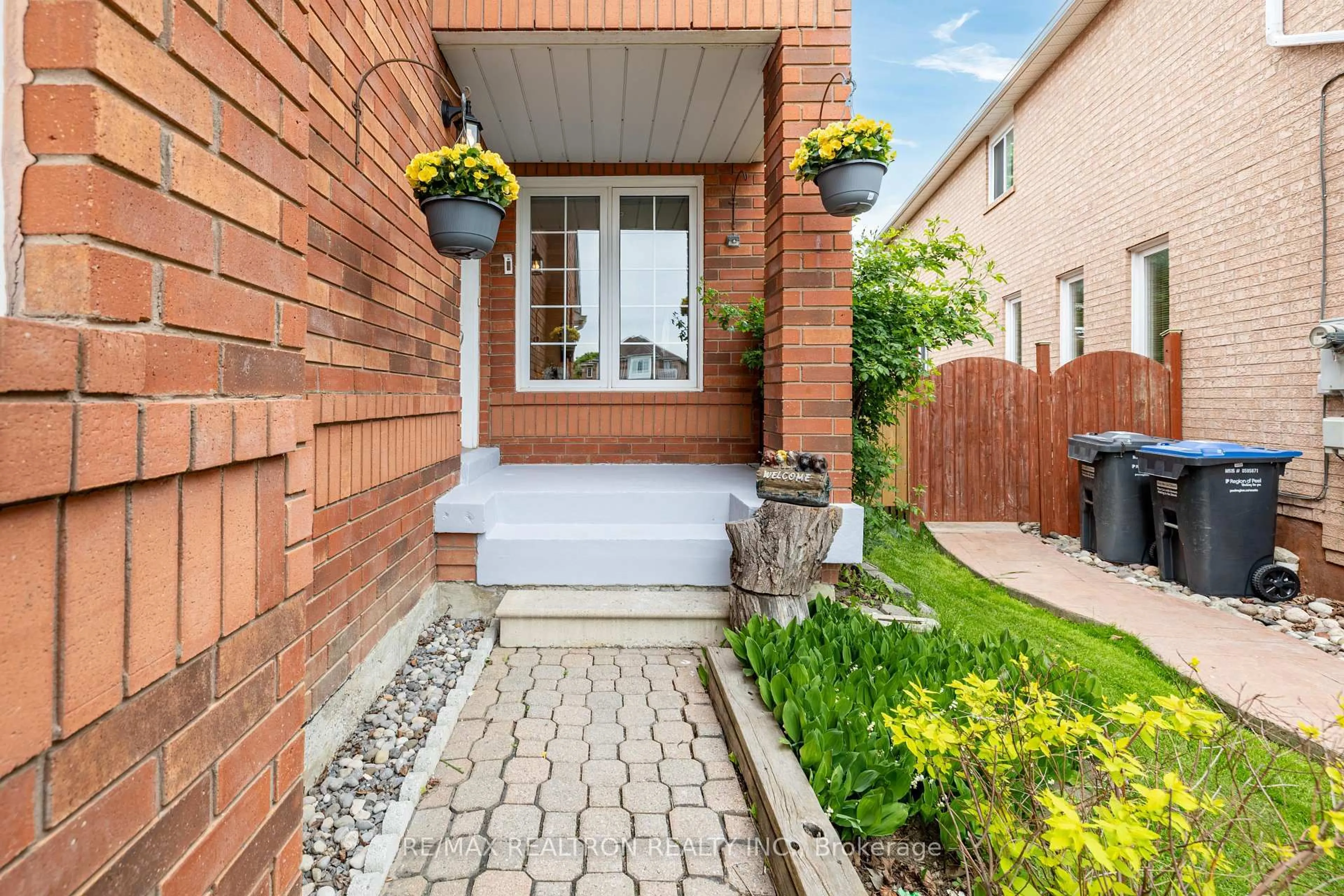 Home with brick exterior material, street for 1327 Whiffletree Crt, Mississauga Ontario L5N 7R1