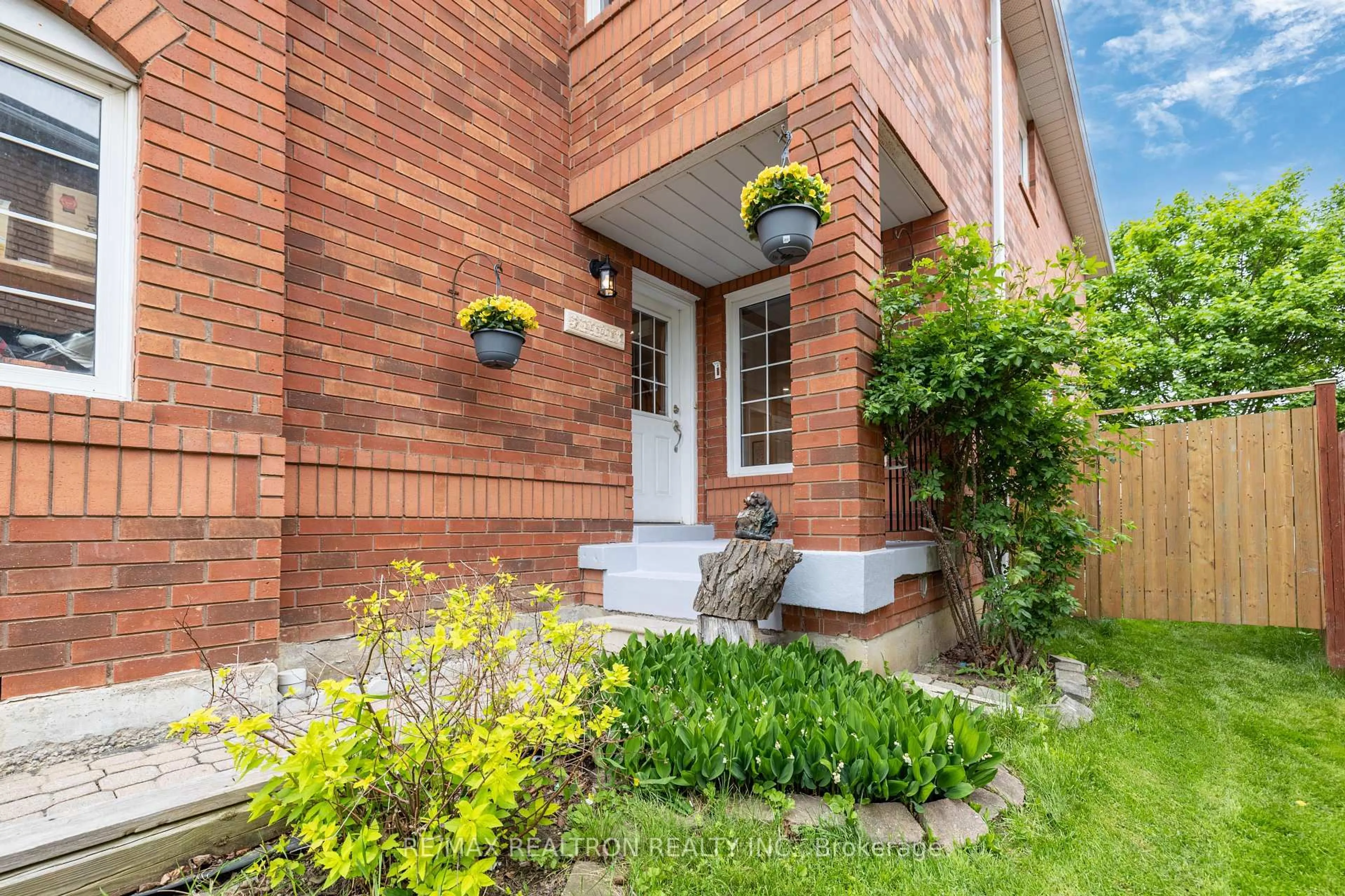 Home with brick exterior material, street for 1327 Whiffletree Crt, Mississauga Ontario L5N 7R1