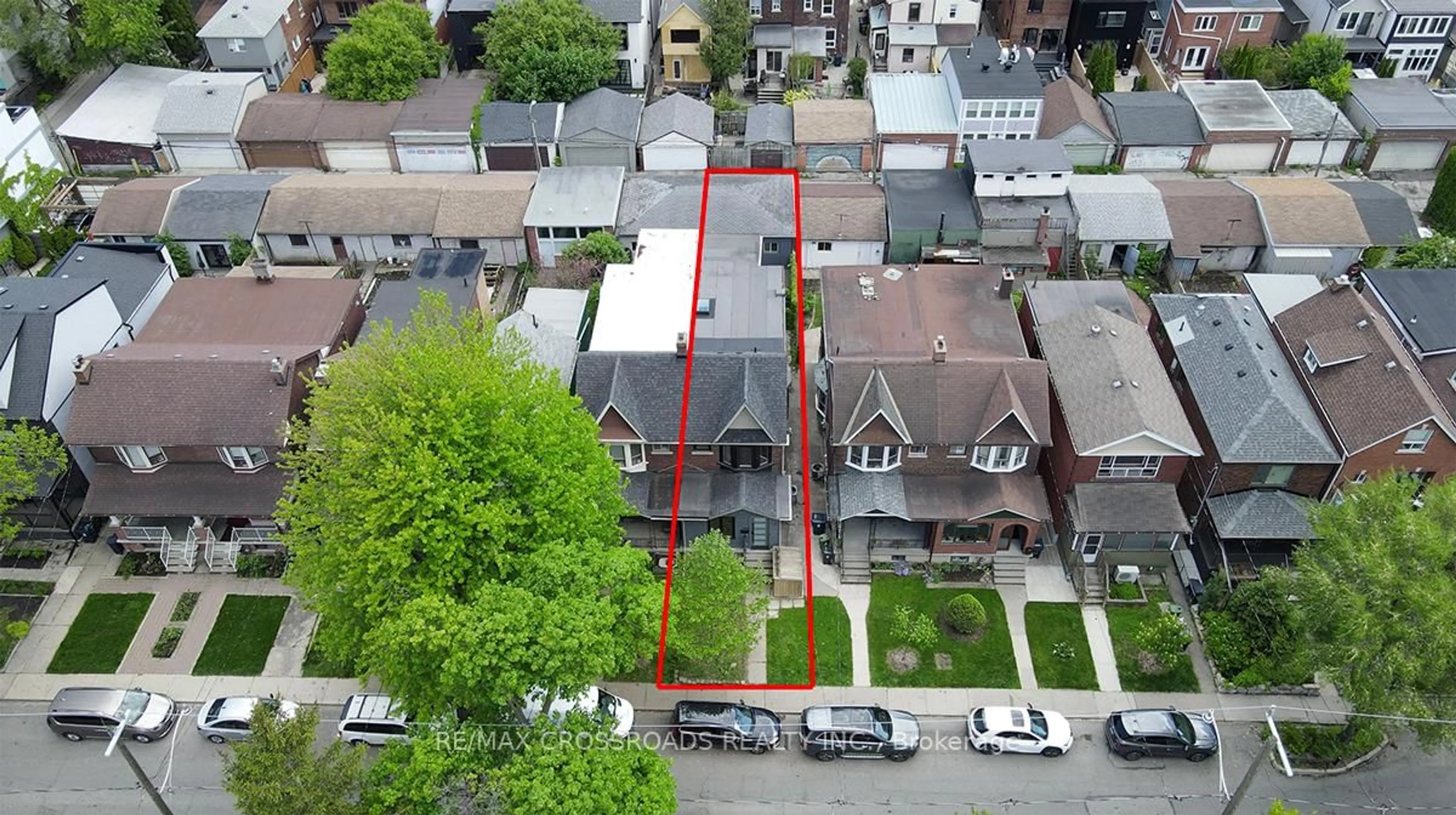 A pic from outside/outdoor area/front of a property/back of a property/a pic from drone, street for 133 Yarmouth Rd, Toronto Ontario M6G 1X3