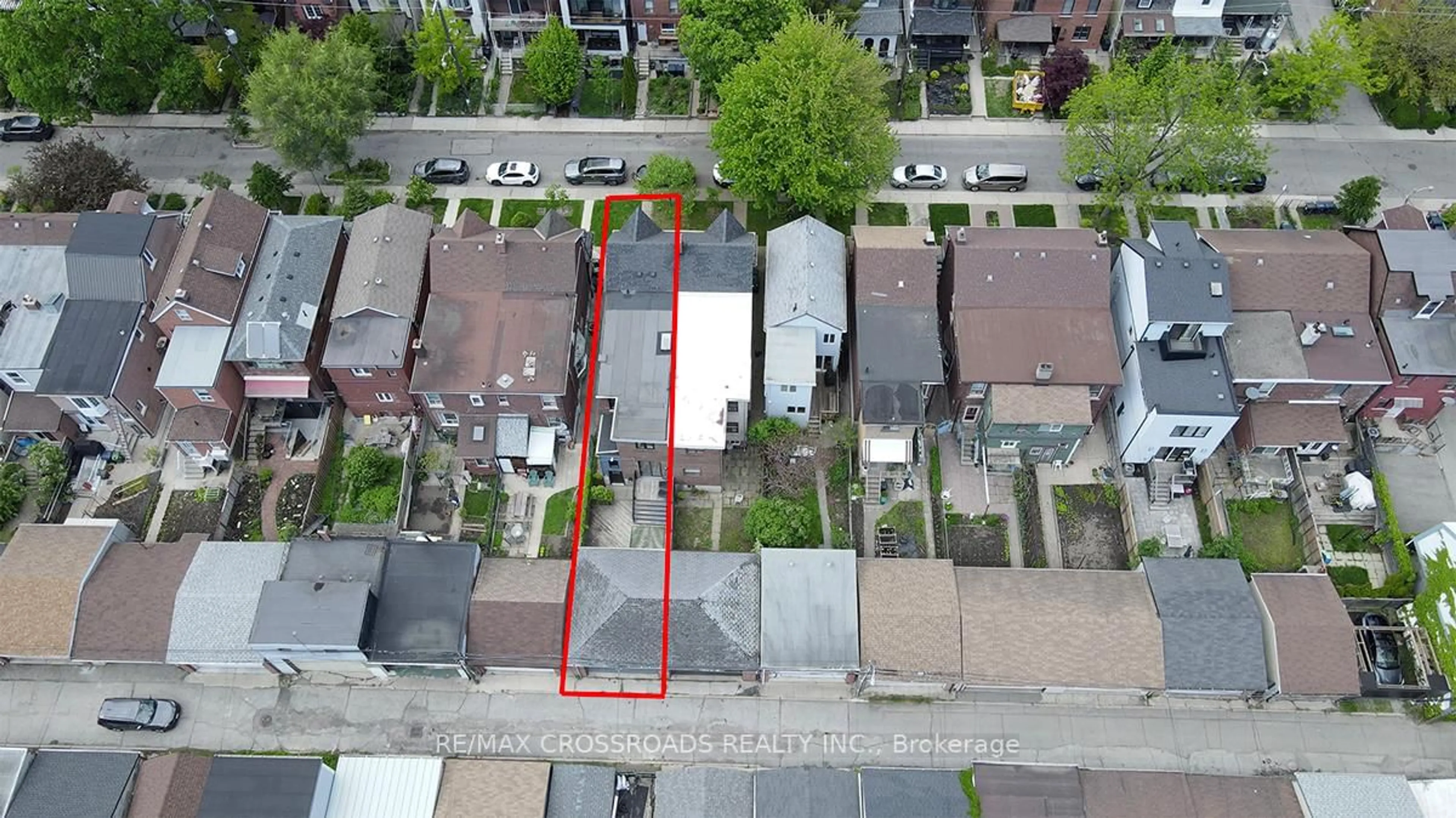 A pic from outside/outdoor area/front of a property/back of a property/a pic from drone, street for 133 Yarmouth Rd, Toronto Ontario M6G 1X3