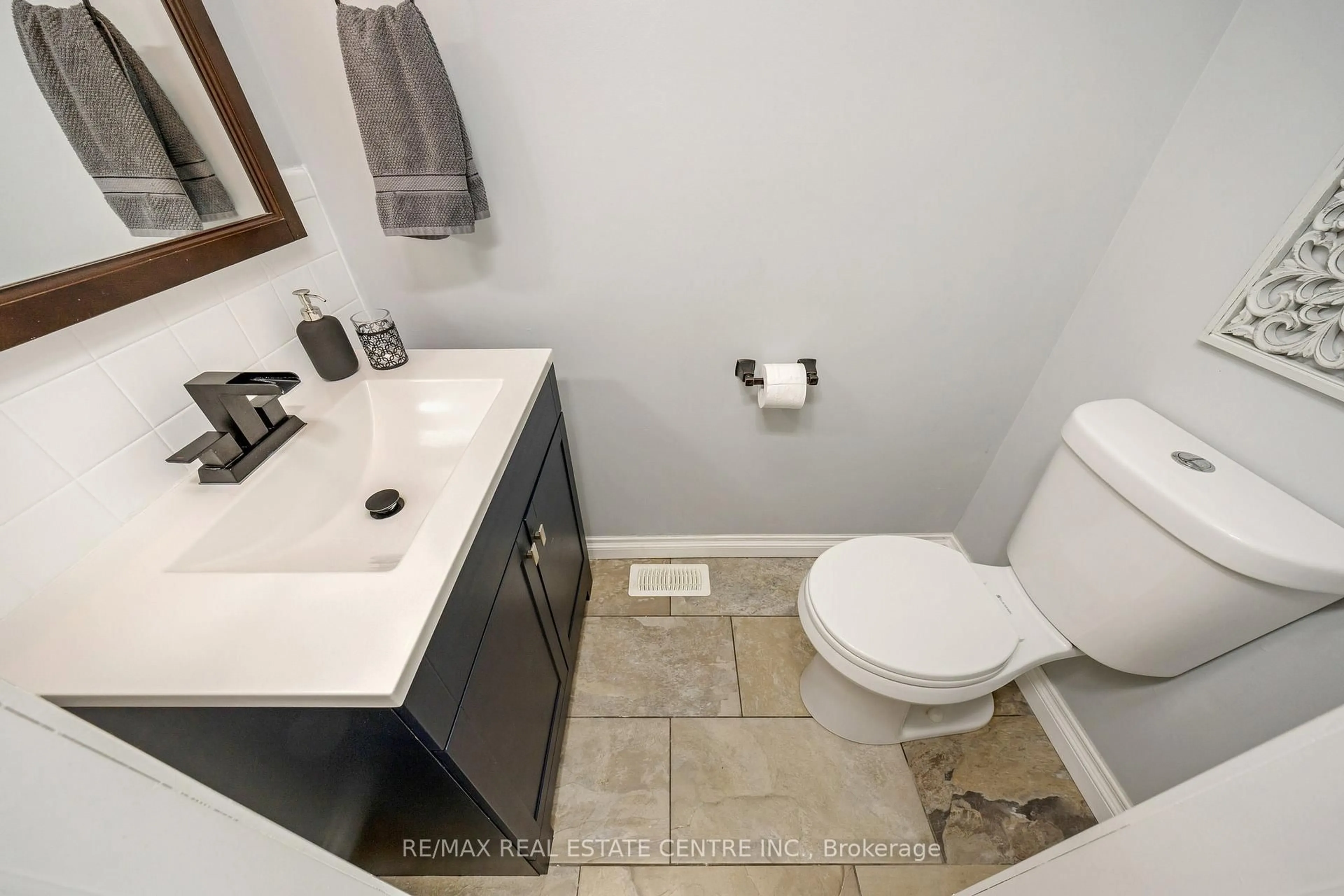 Standard bathroom, ceramic/tile floor for 177 Kingham Rd, Halton Hills Ontario L7J 2P3