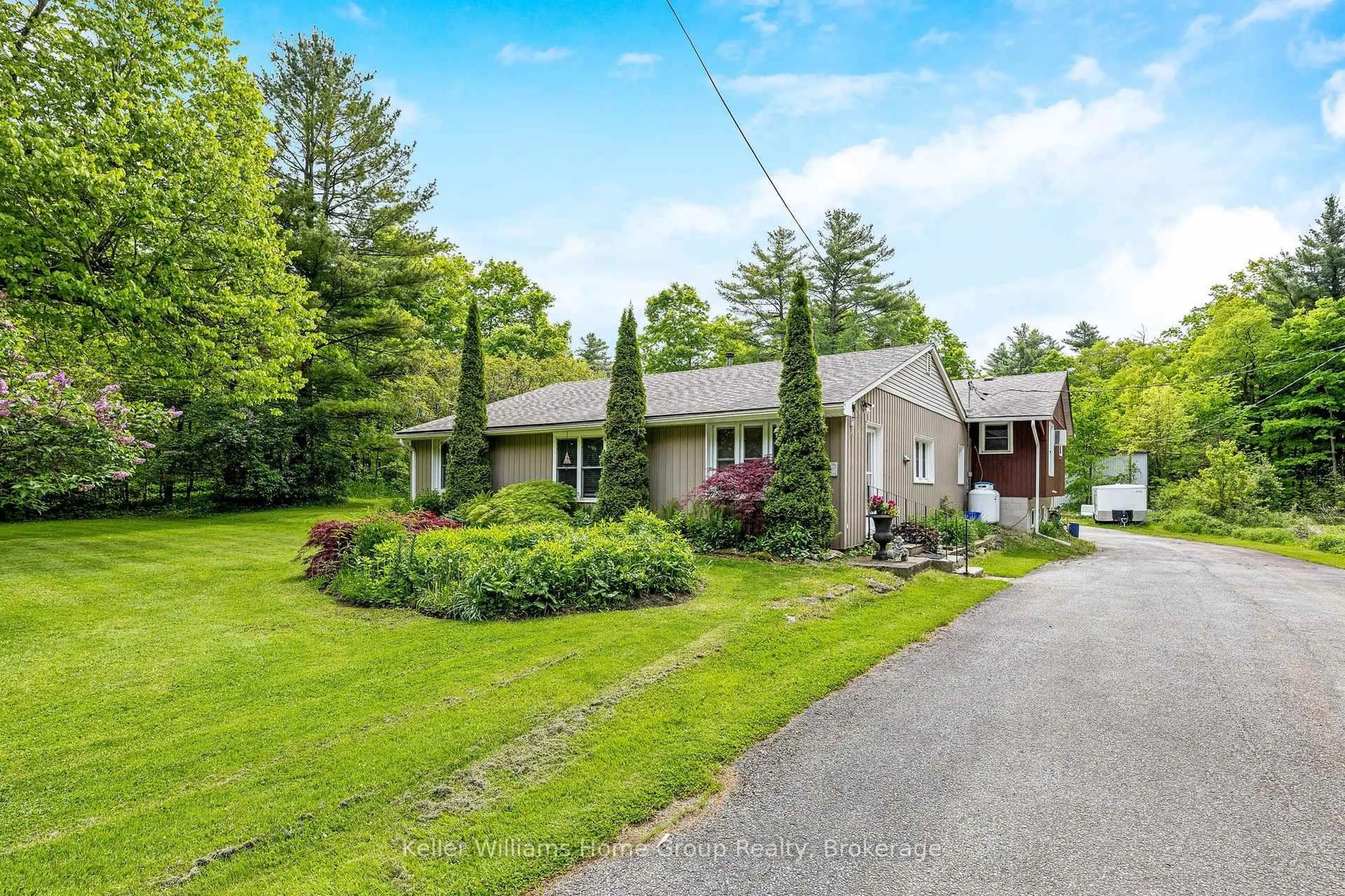 A pic from outside/outdoor area/front of a property/back of a property/a pic from drone, street for 6628 17 Sdrd, Halton Hills Ontario L7J 2M1