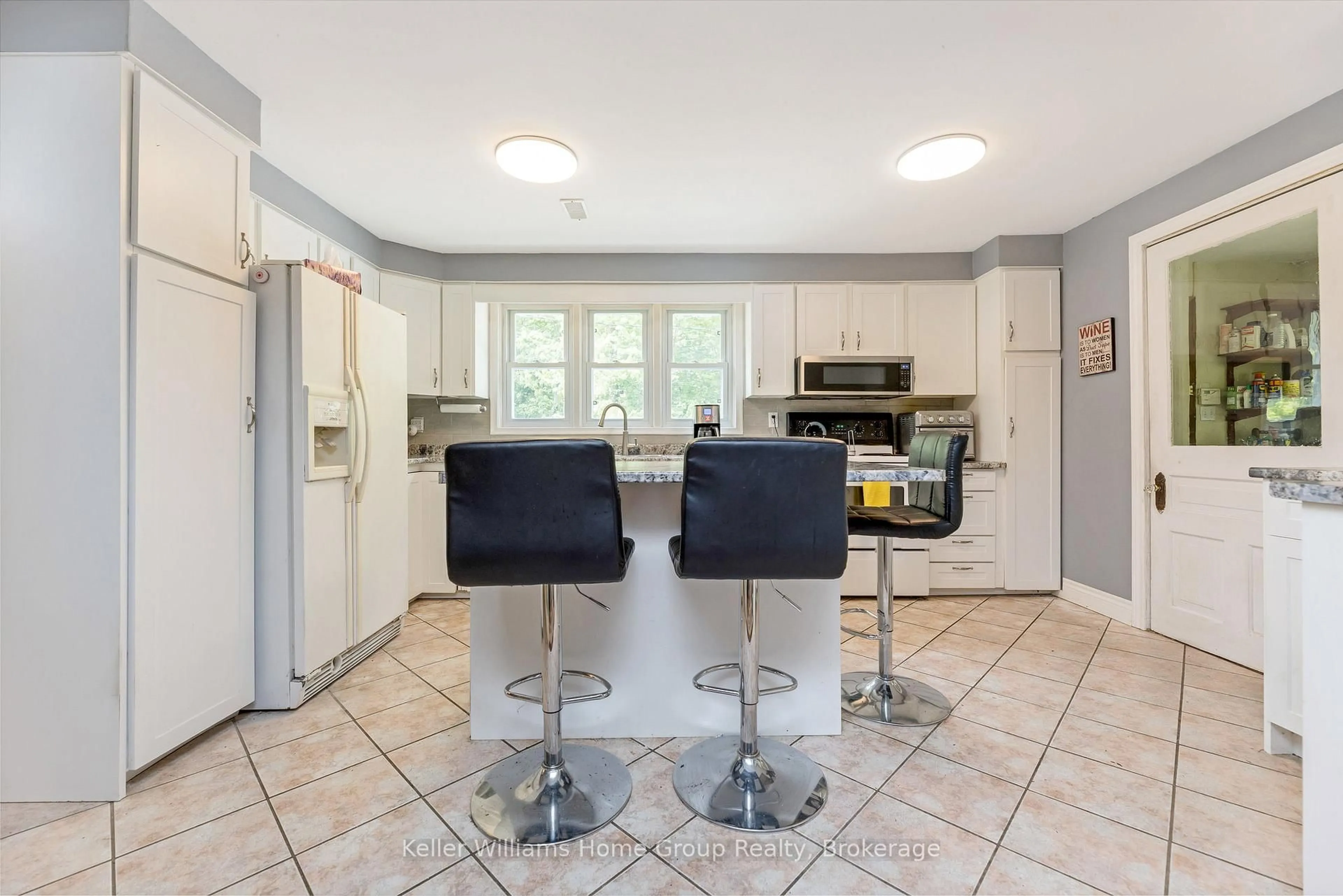 Open concept kitchen, ceramic/tile floor for 6628 17 Sdrd, Halton Hills Ontario L7J 2M1